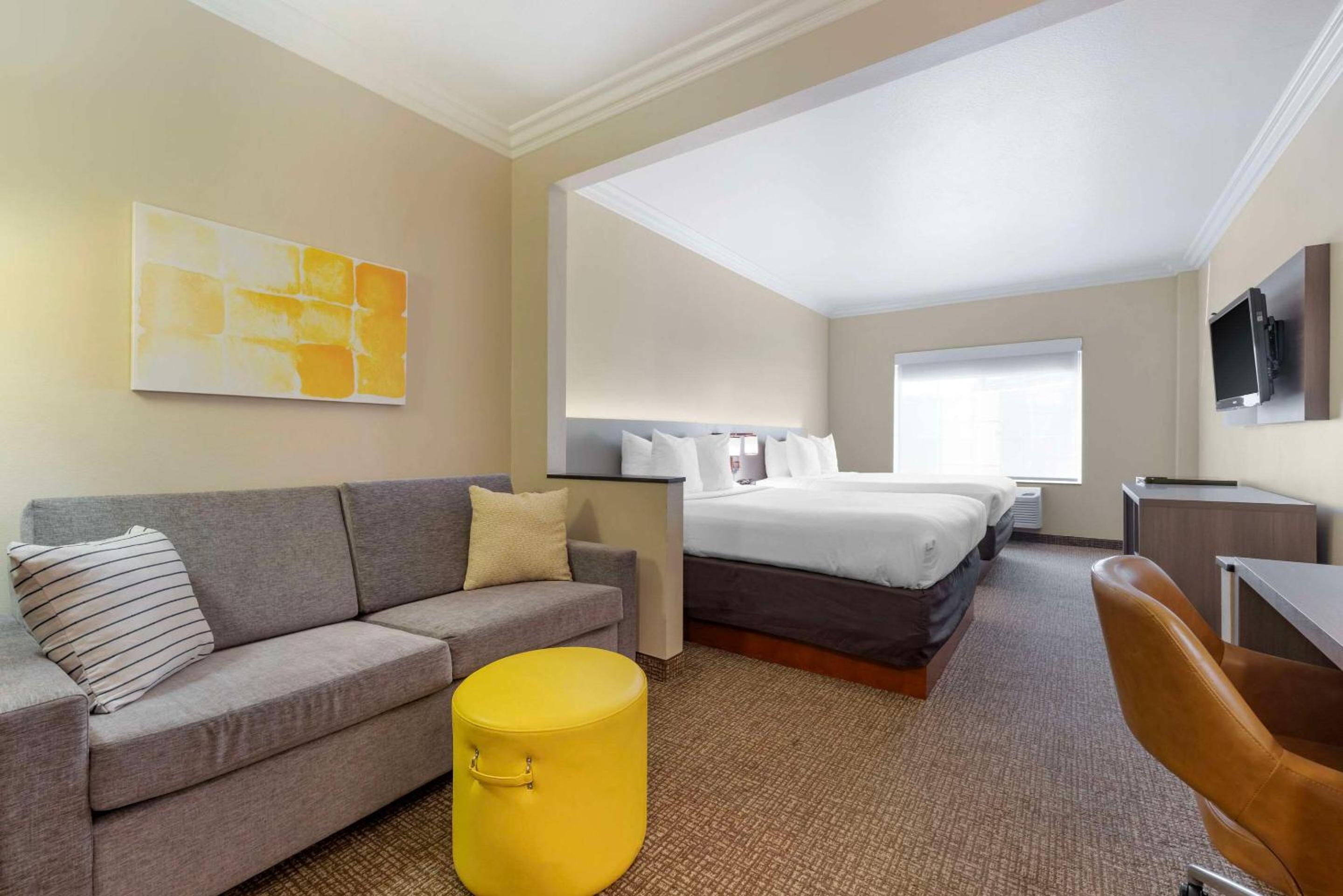 Accessible Junior Suite, 2 Queen Beds, Sofa Bed, Roll-In Shower, Non Smoking