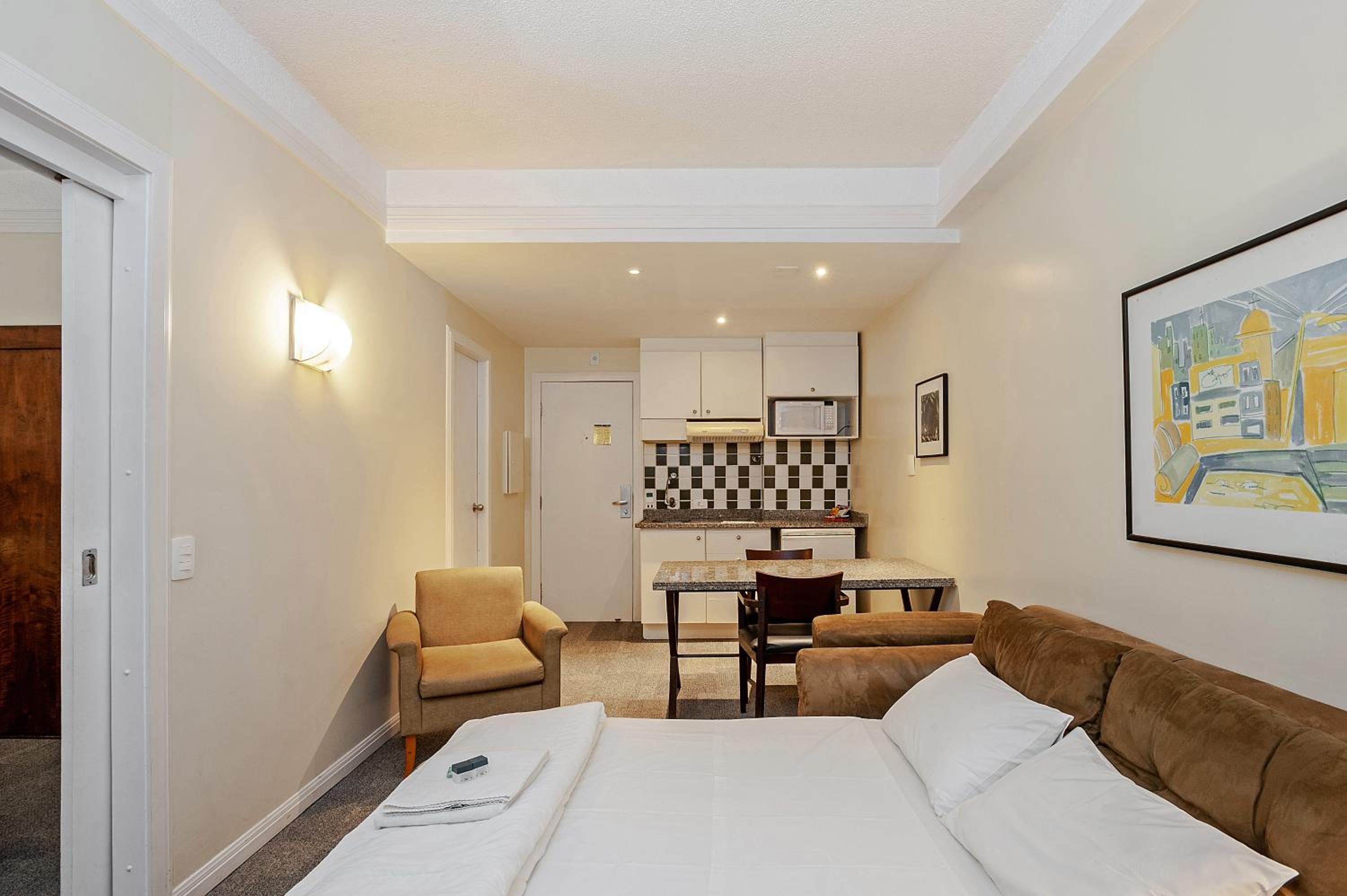 Quarto casal superior com 1 cama casal e 1 sofá cama