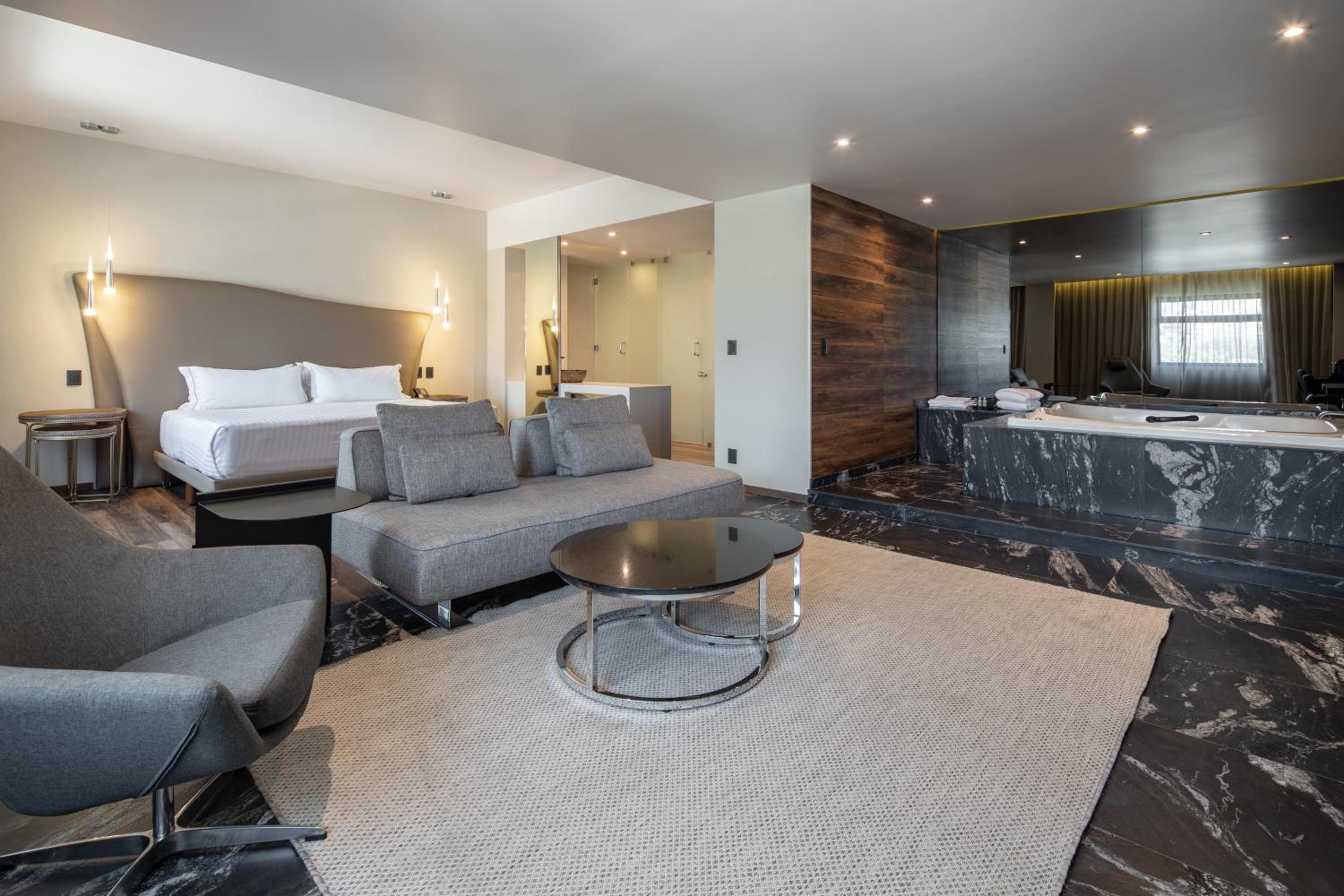 Deluxe Suite with Spa Bath