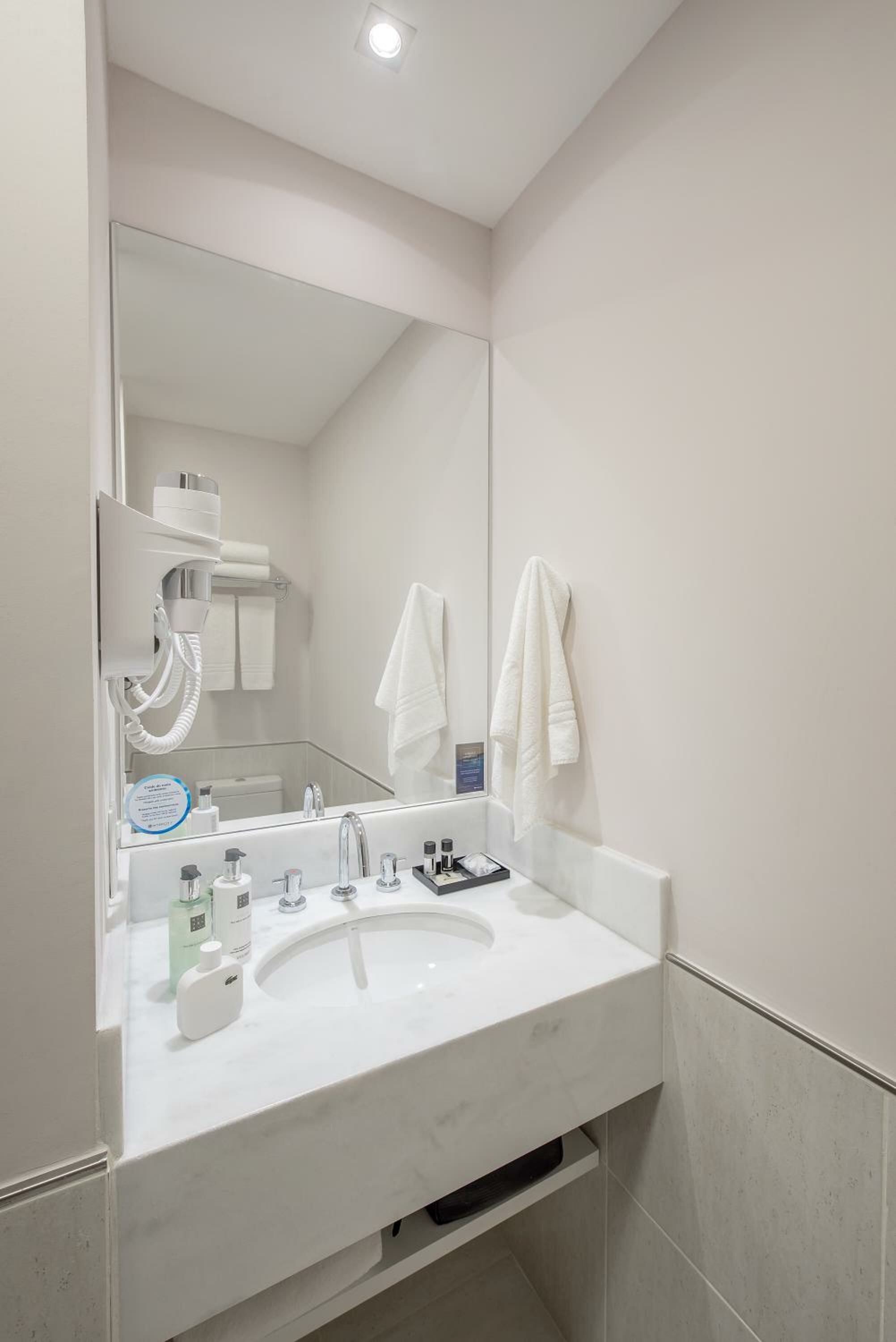 Standard Double - 1 Queen Bed