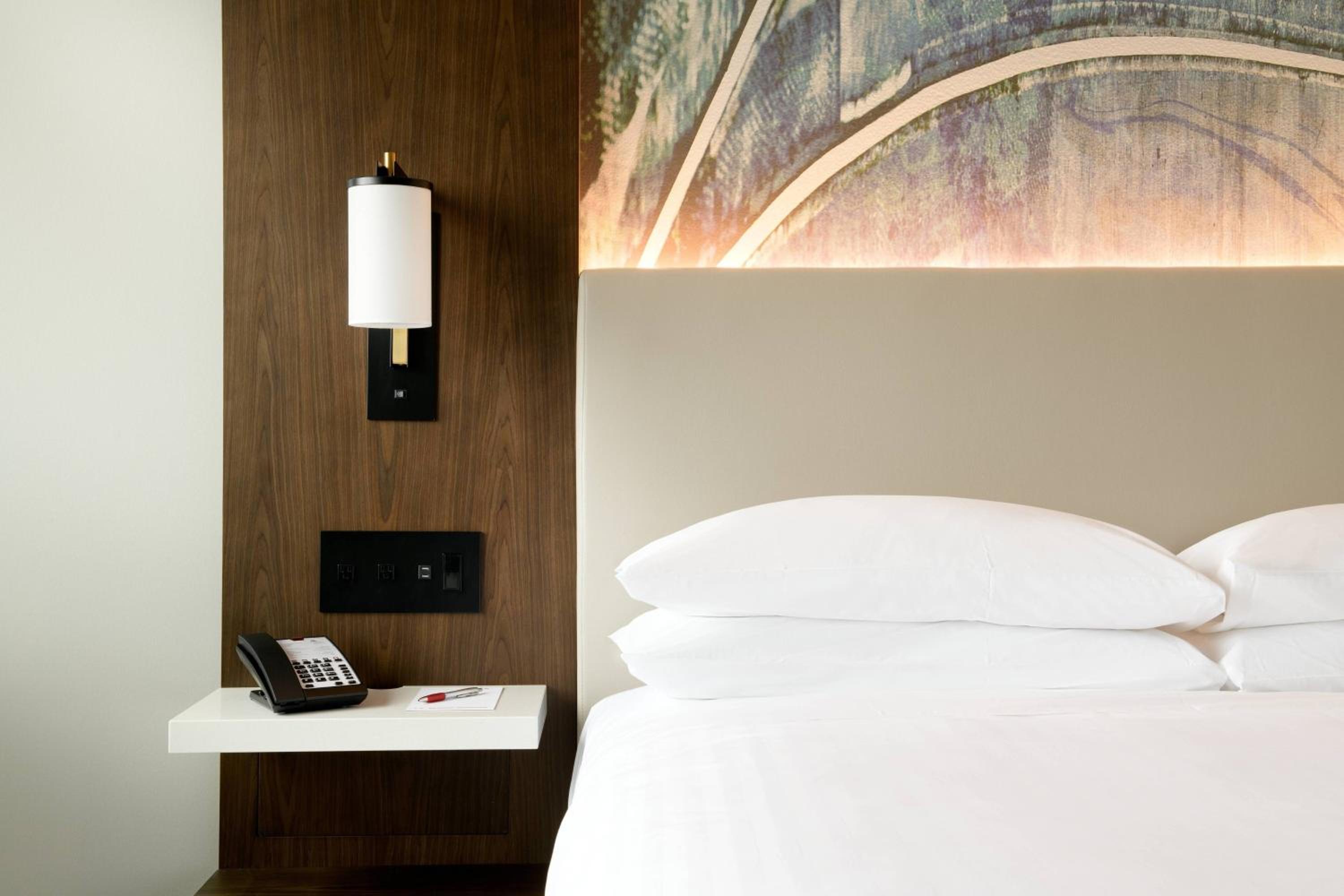 King Room with Adapted Tub - Mobility and Hearing Accessible