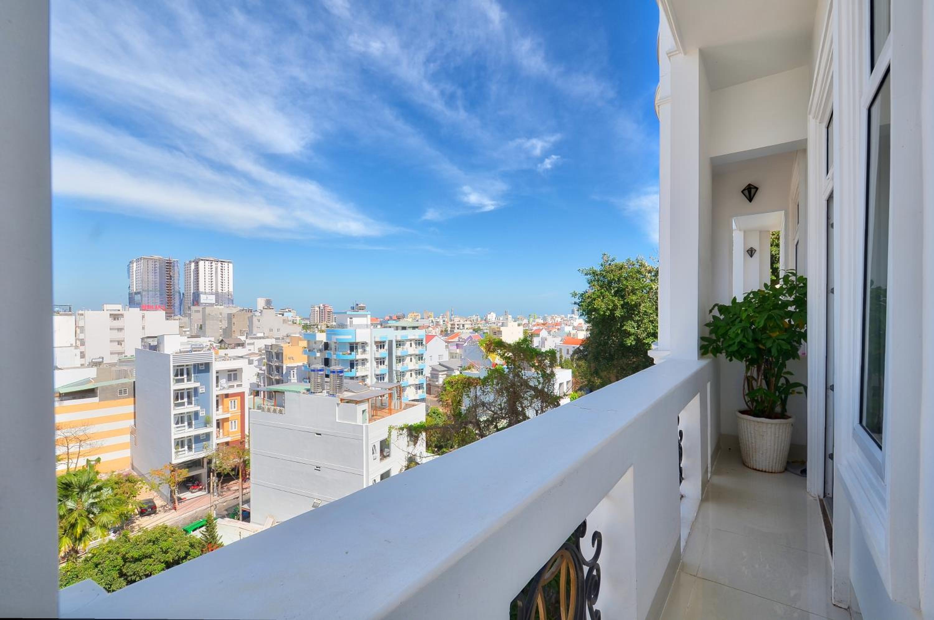 Two-Bedroom Royal Suite with Hill View