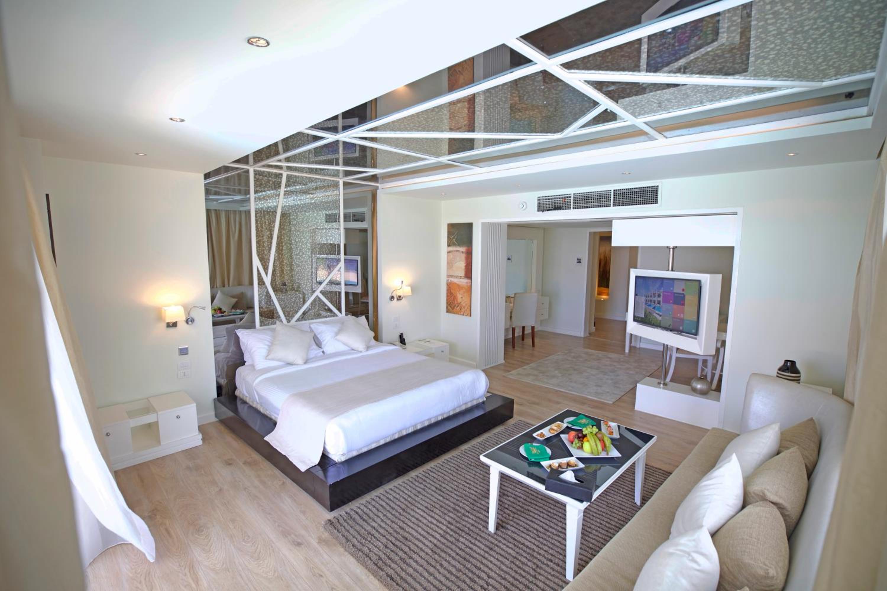 Honeymoon Suite- Posh Club