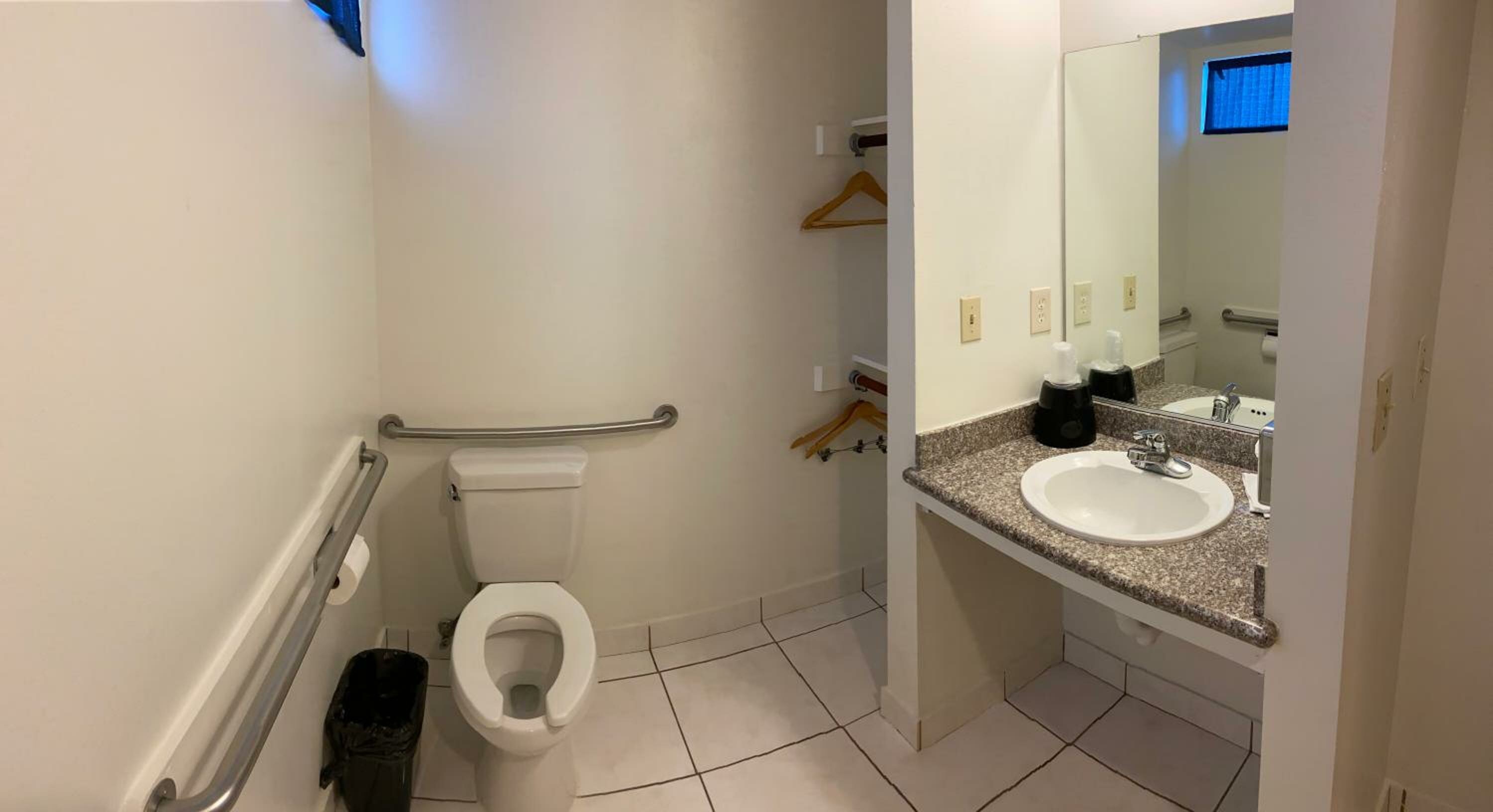 Queen Room - Disability Access - Non-Smoking