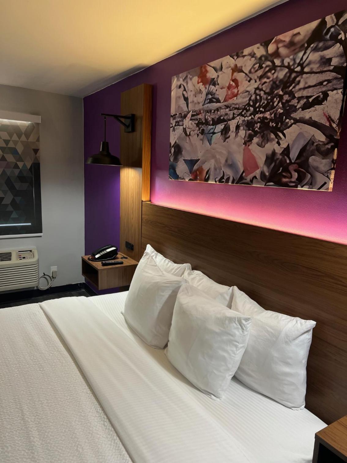 Deluxe King Room - Non-Smoking