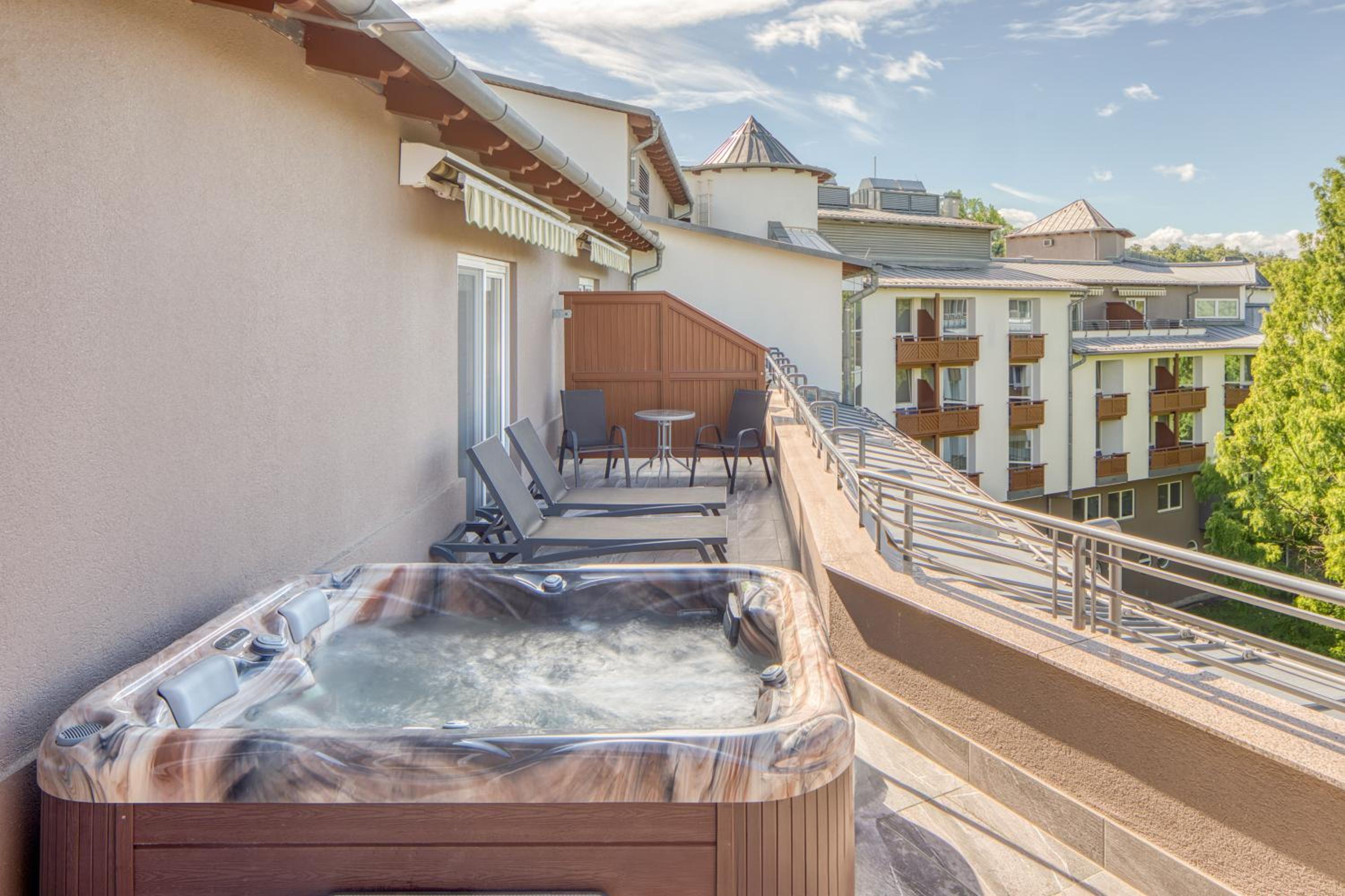 Deluxe Suite with Spa Bath