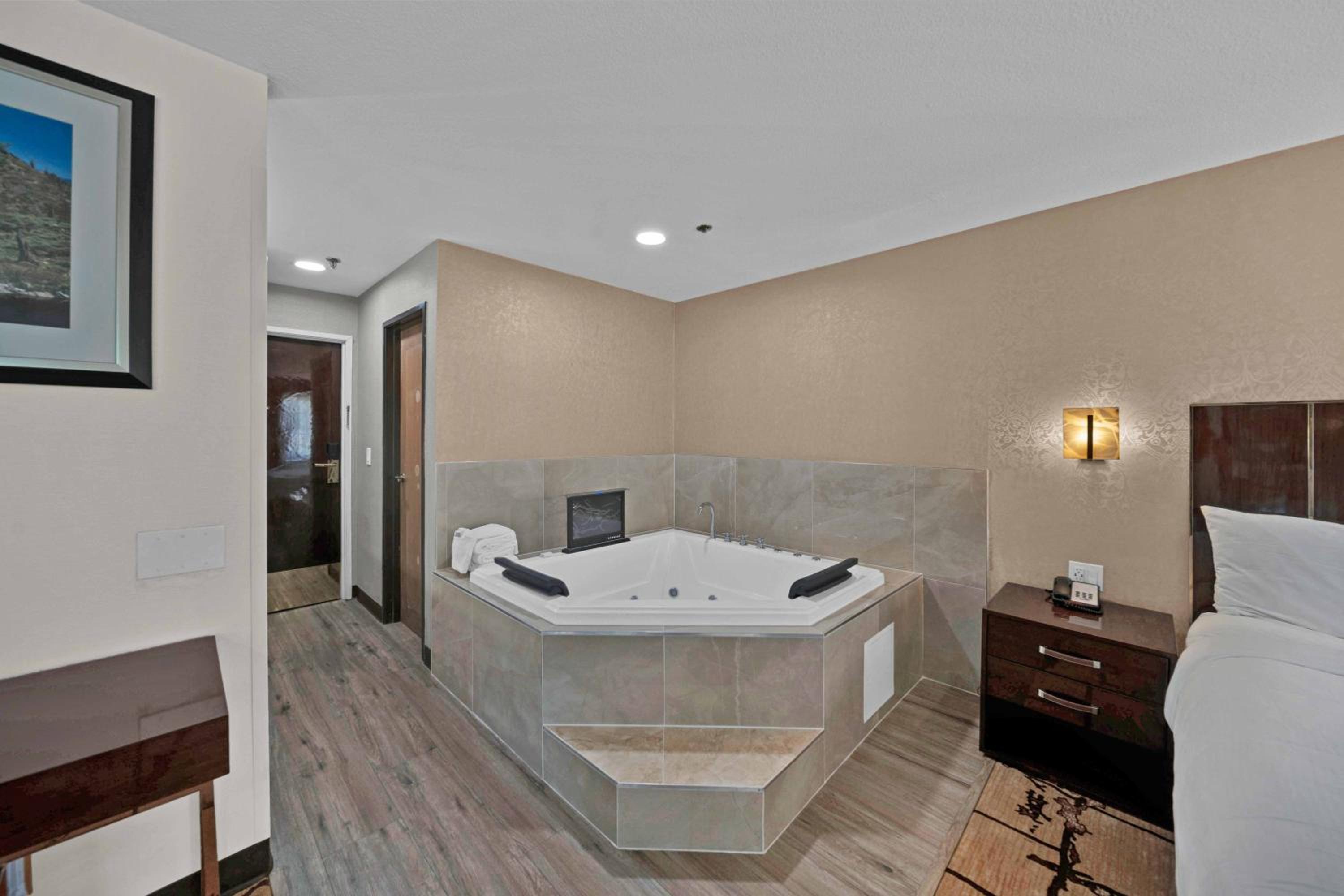 King Suite with Hot Tub - Non-Smoking