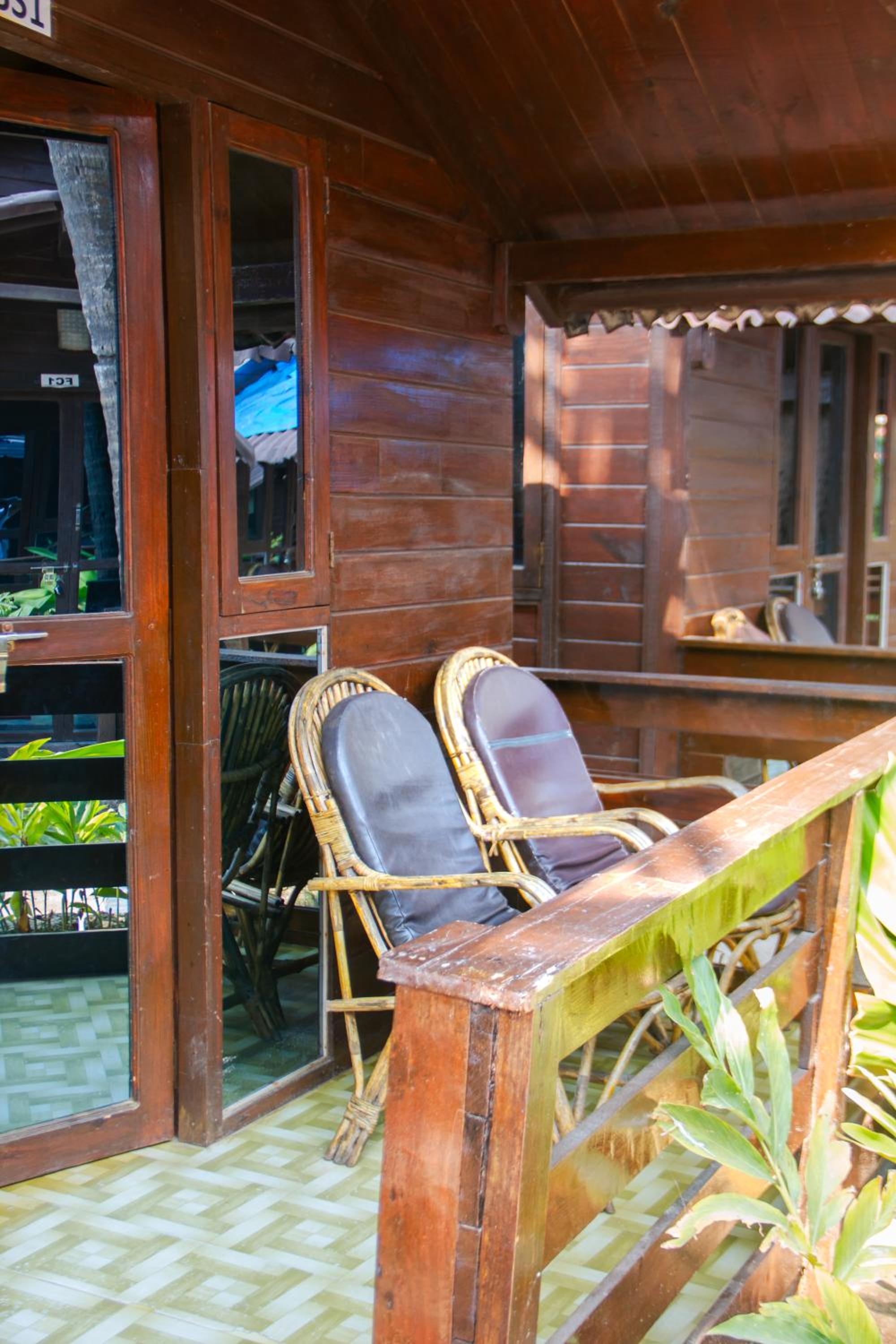 Deluxe Double Room with Side Sea View