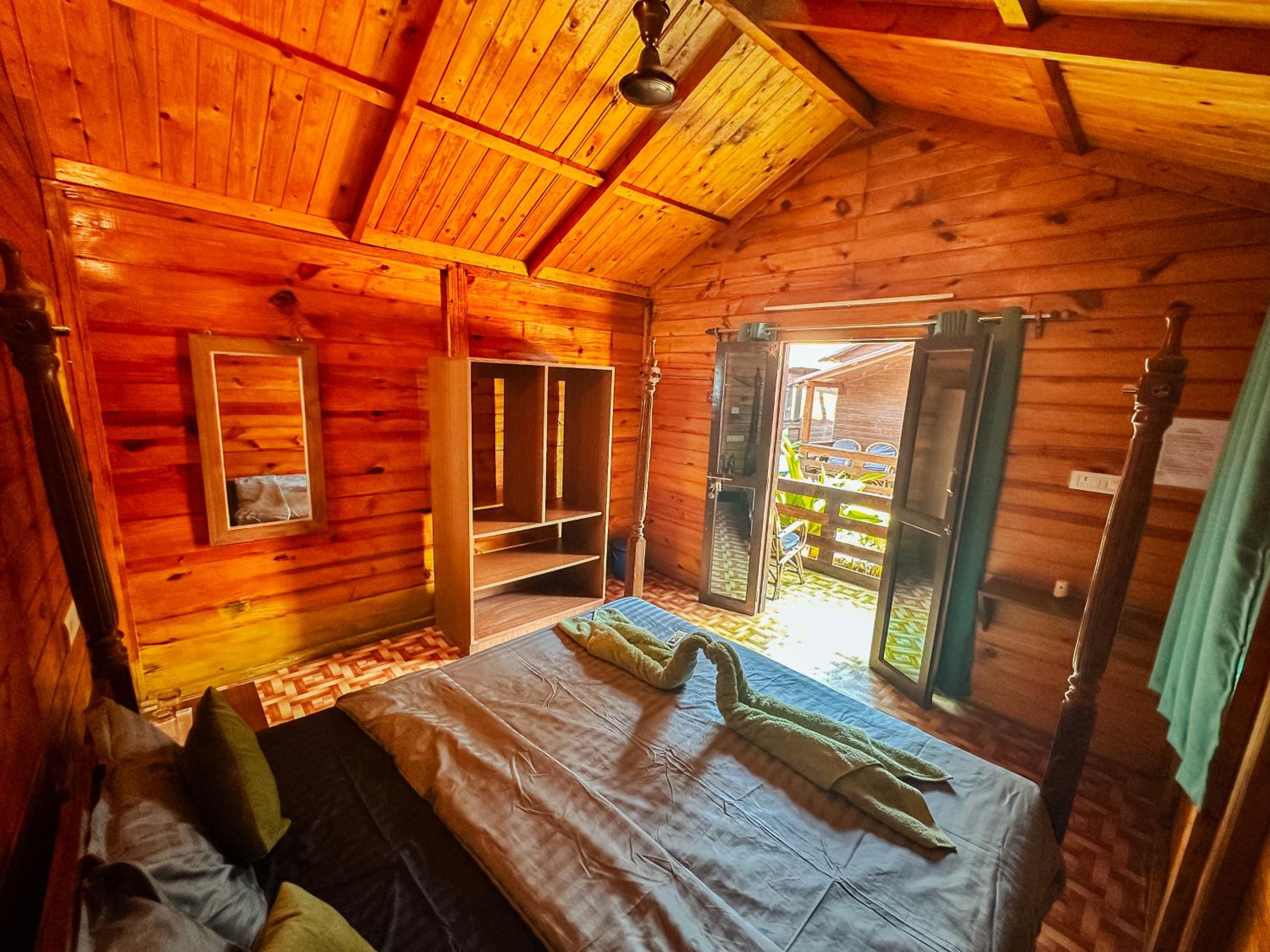 Deluxe Double Room with Side Sea View