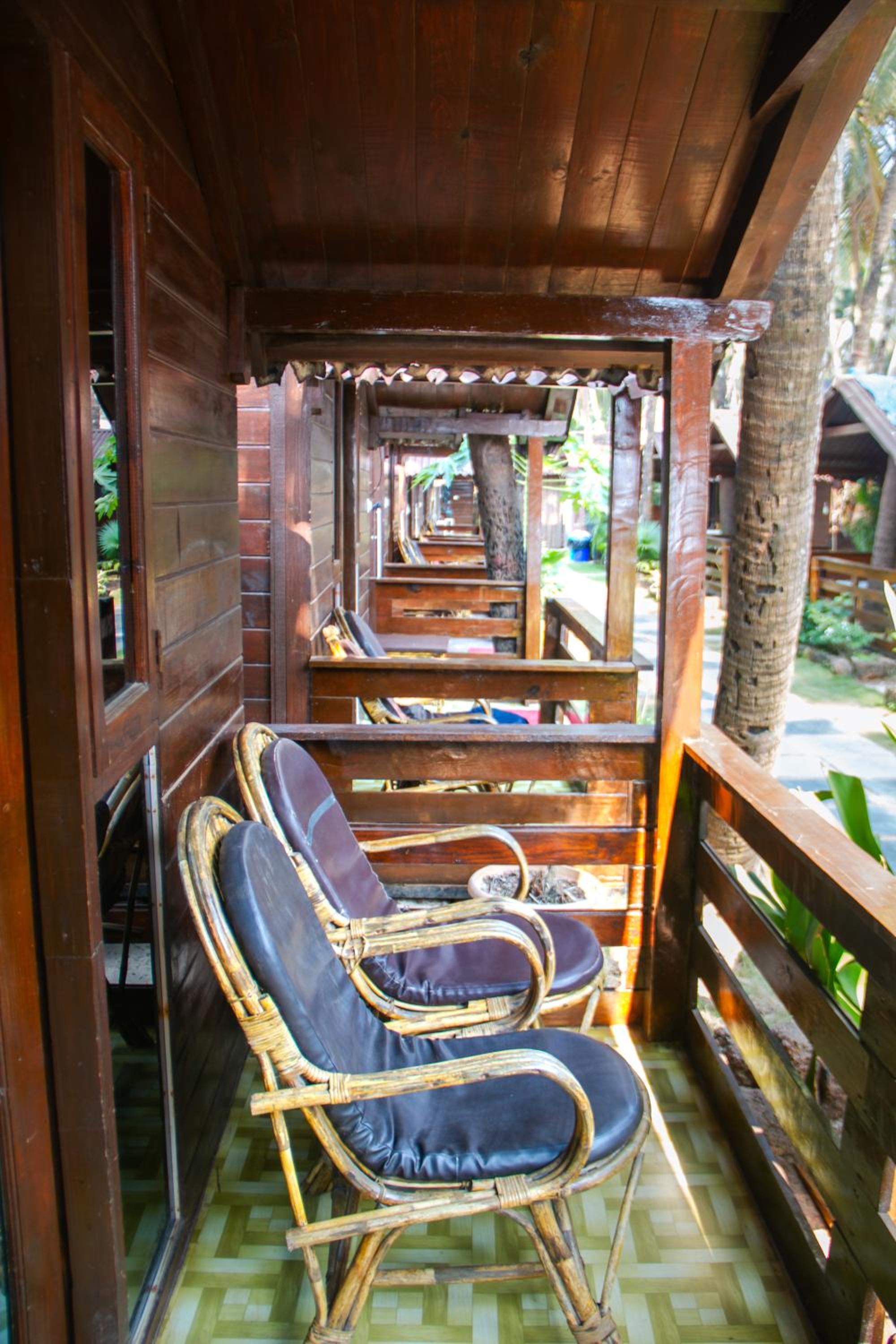 Deluxe Double Room with Side Sea View