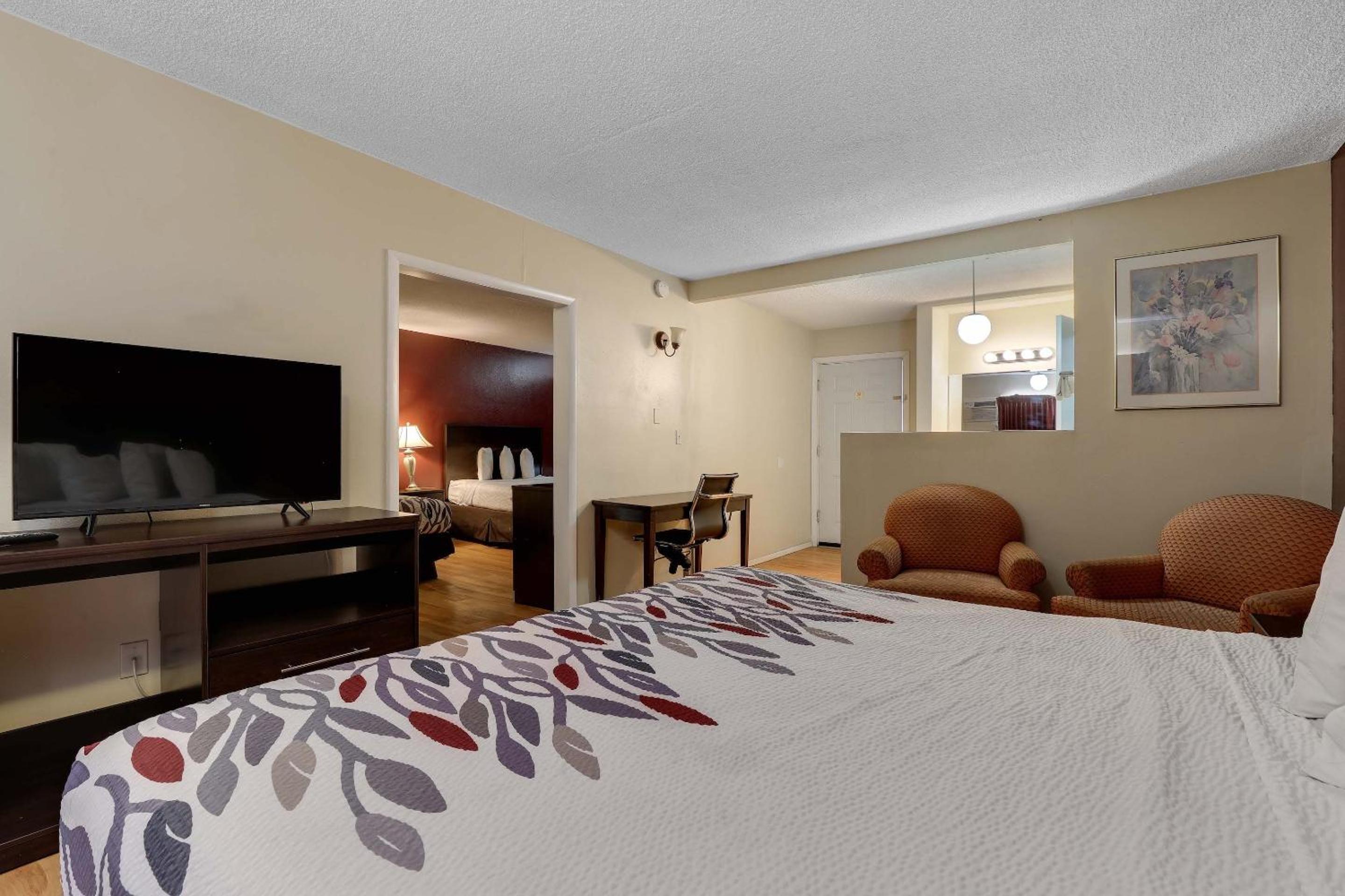 Suite with King Bed and Two Queen Beds Non-Smoking