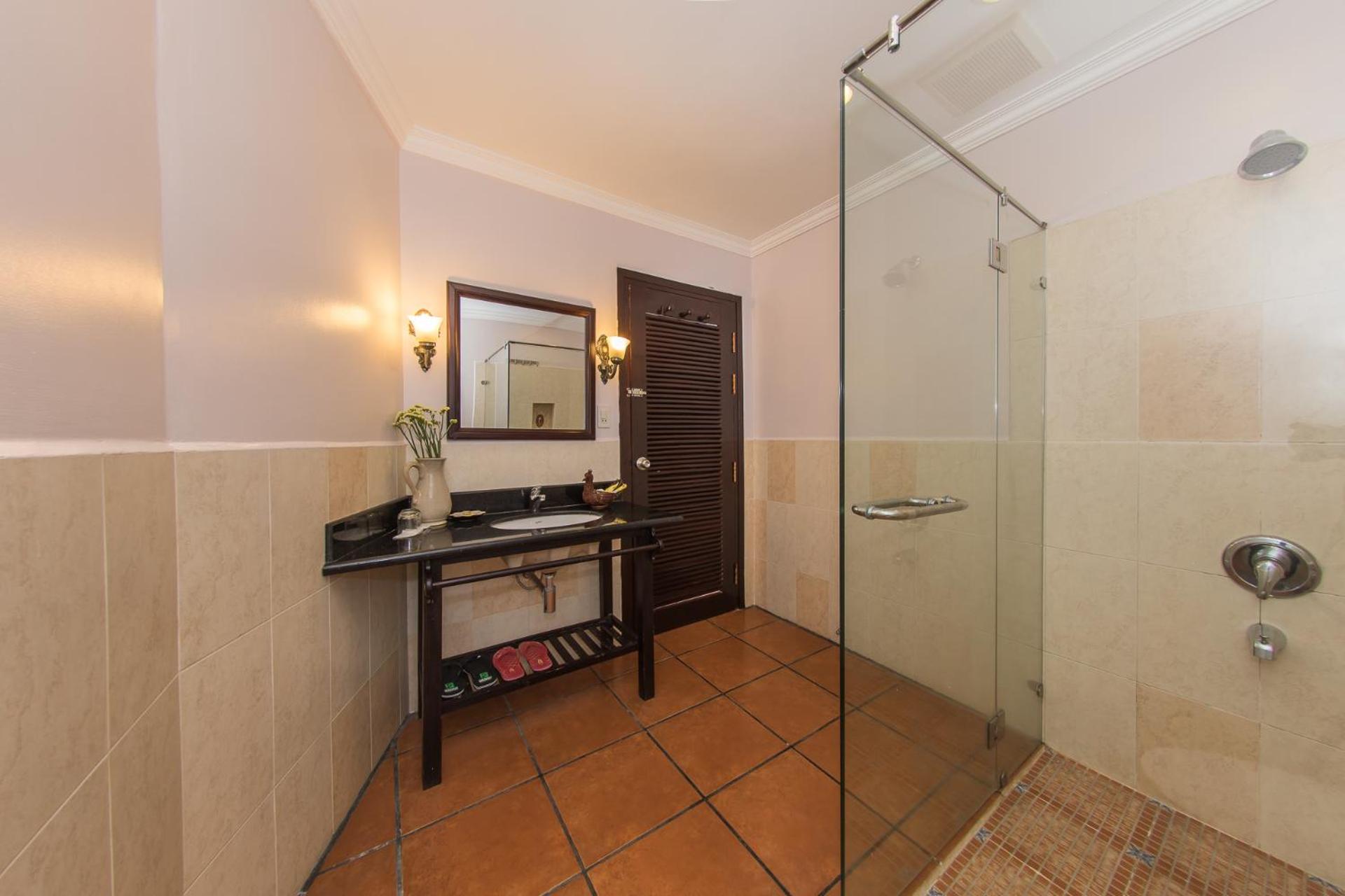 Deluxe King Room With Partial Sea View