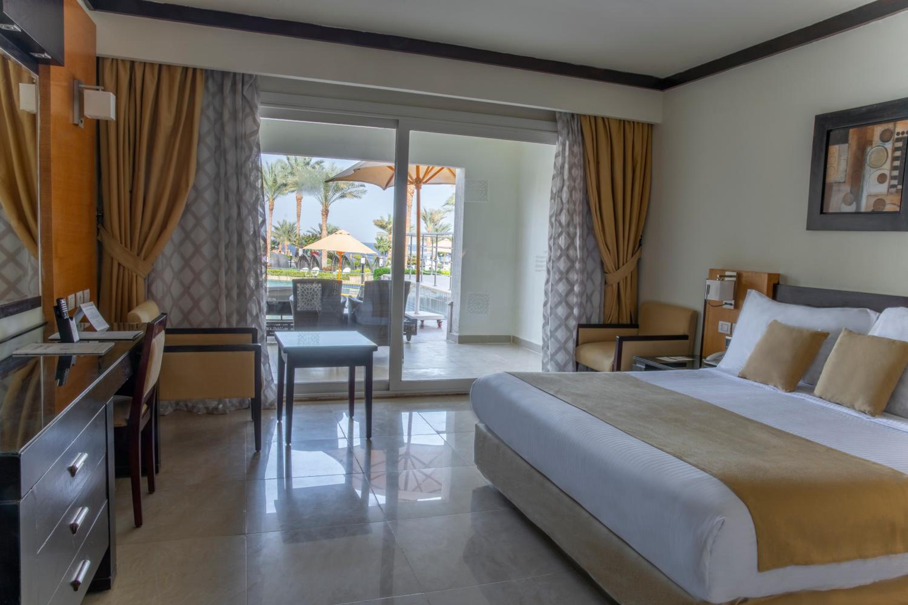 Deluxe Swim-Up Room