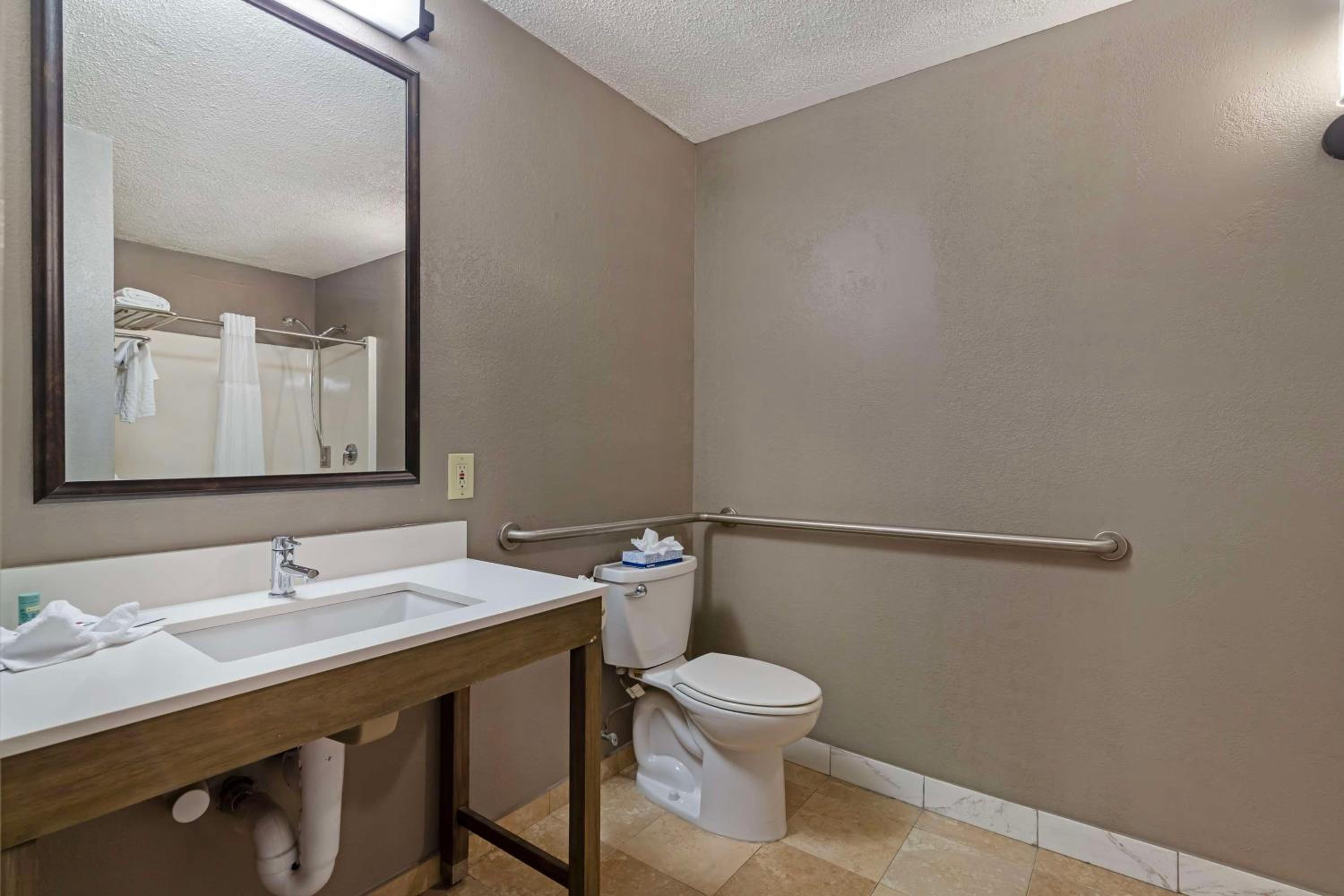 King Room with Roll in Shower - Mobility Accessible