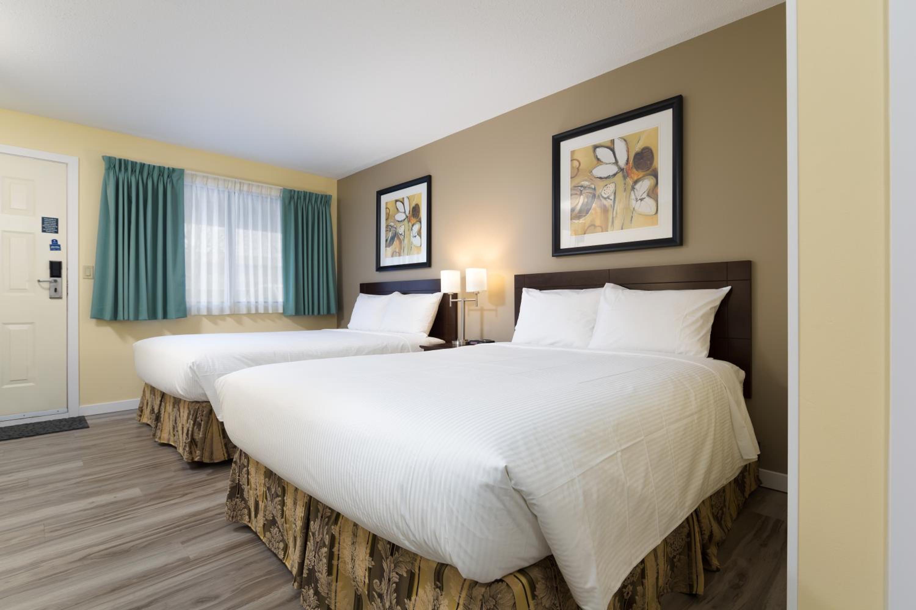 Large Queen Room with Two Queen Beds Kitchenette