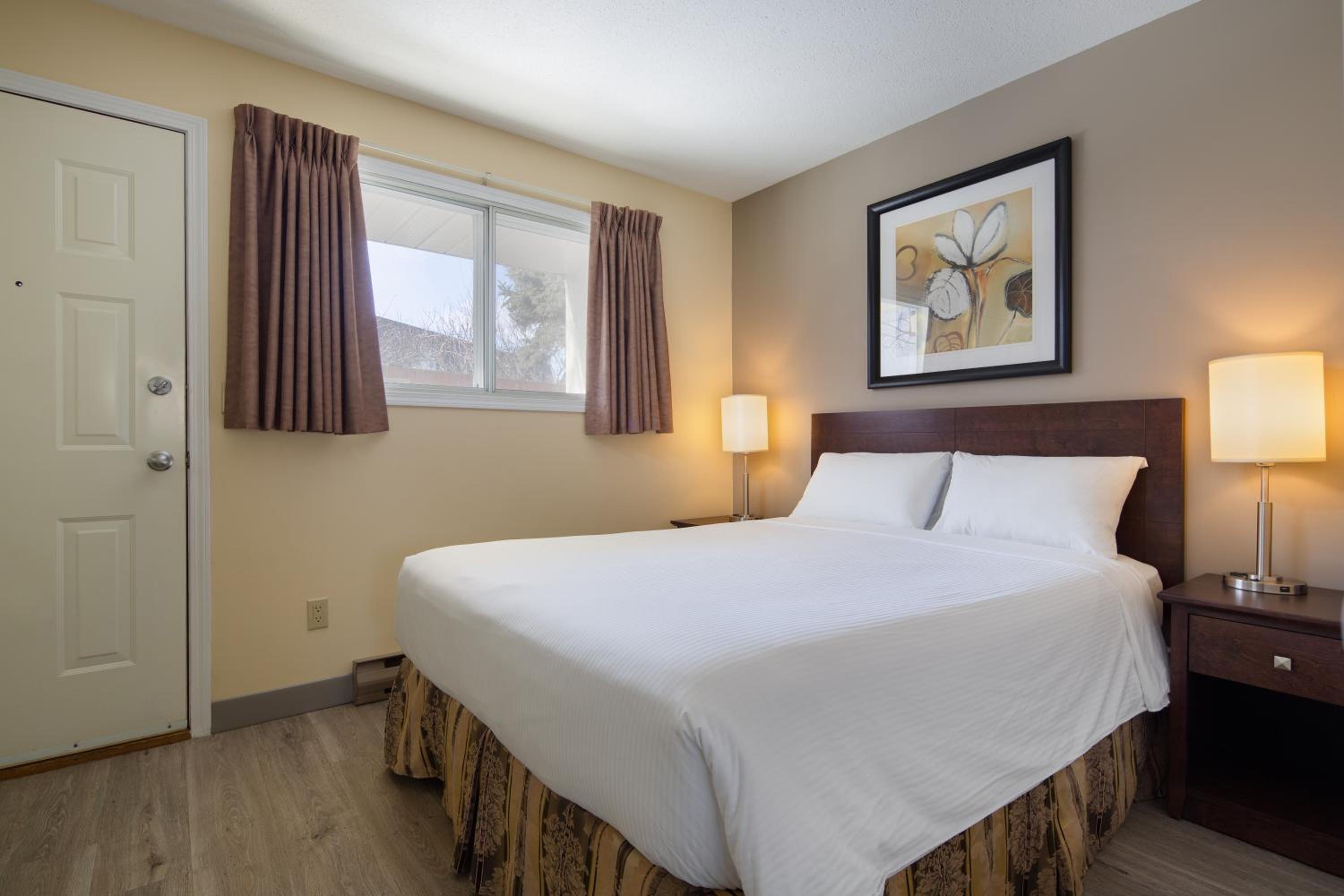 Deluxe Queen Suite with Sofa Bed