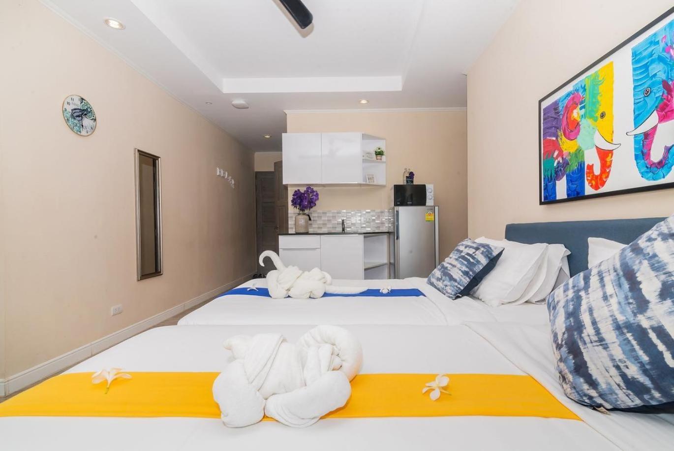 Deluxe King Studio - Pool View