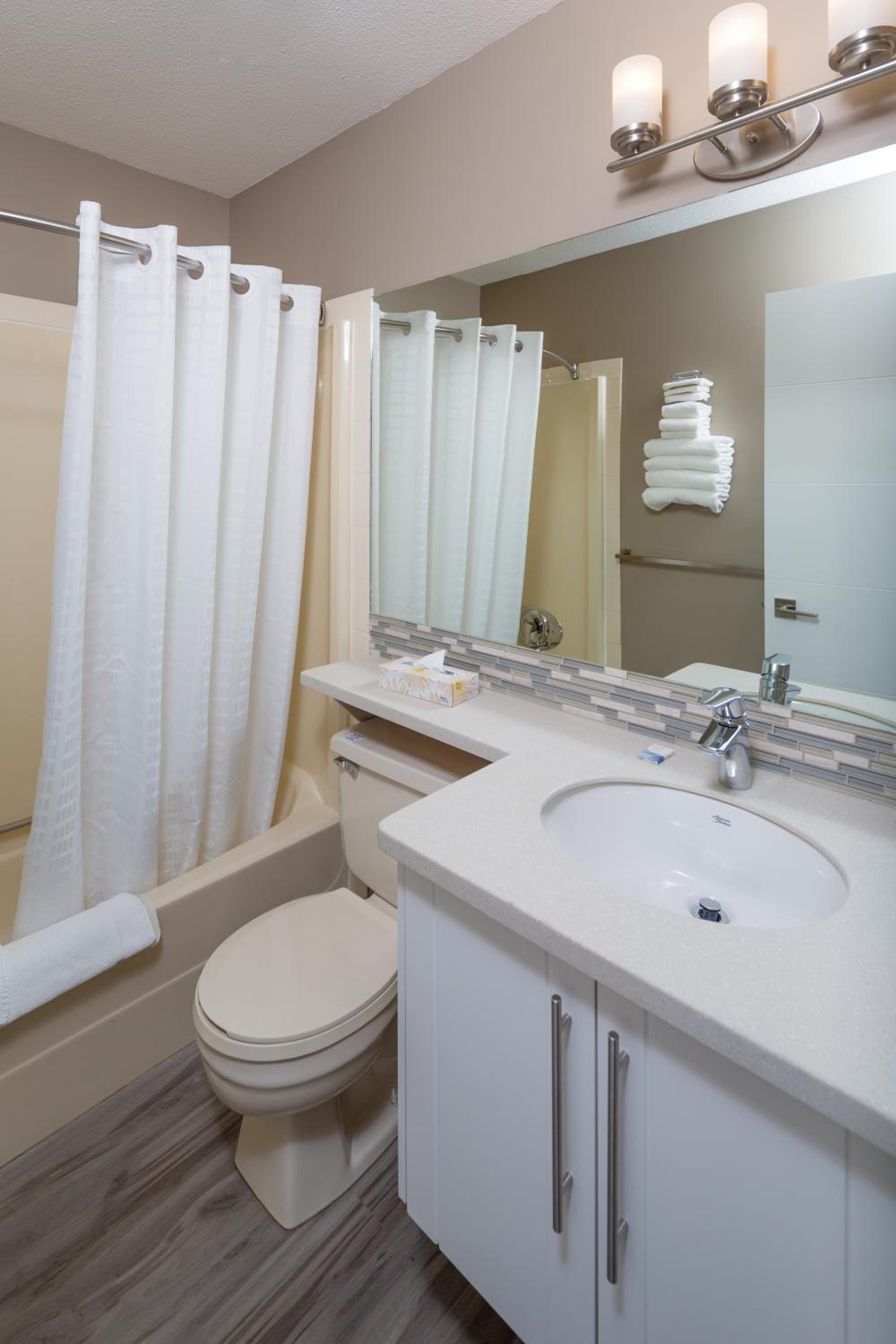 One-Bedroom Suite with Kitchen