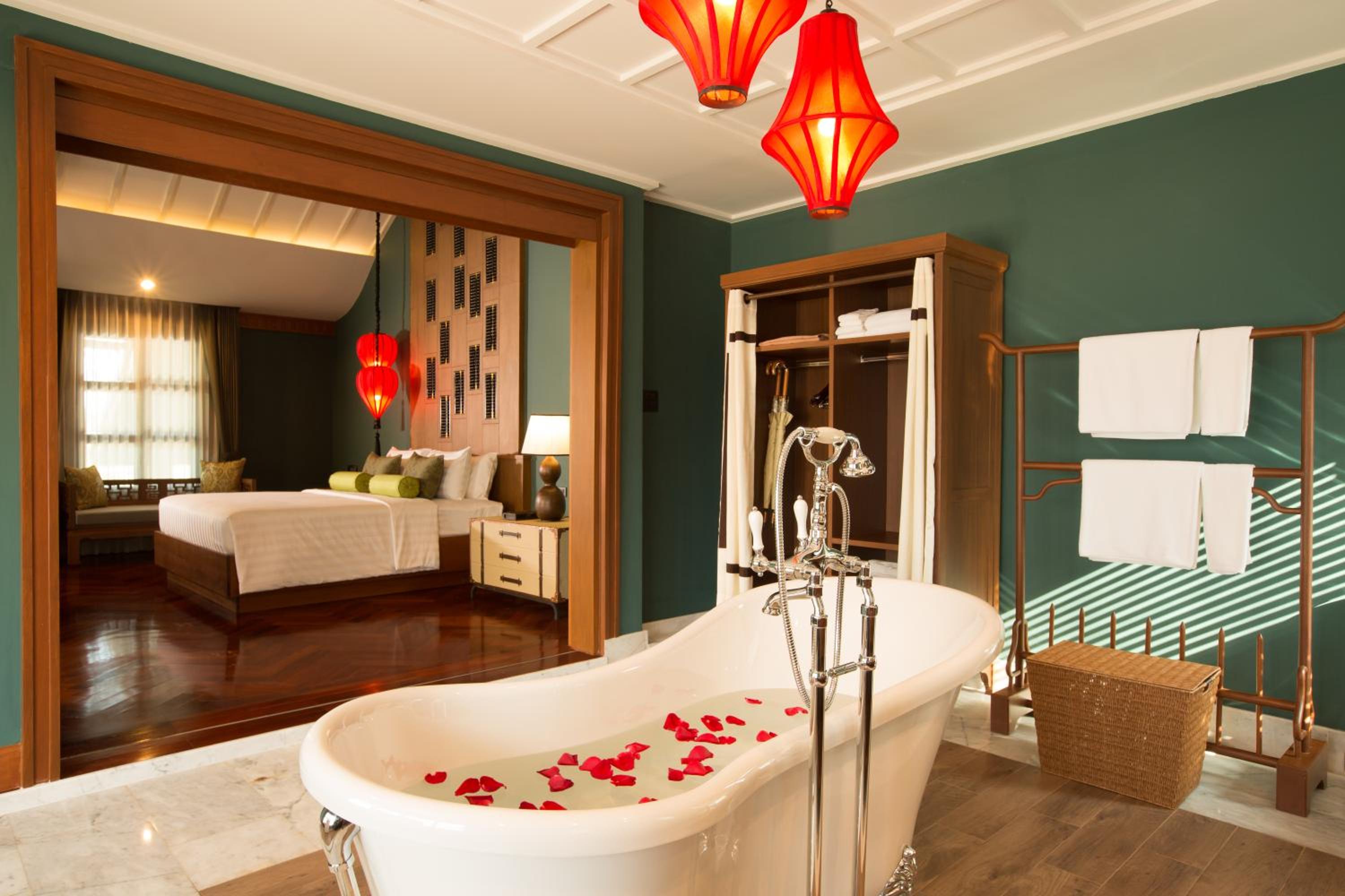 Riverfront Colonial Suite