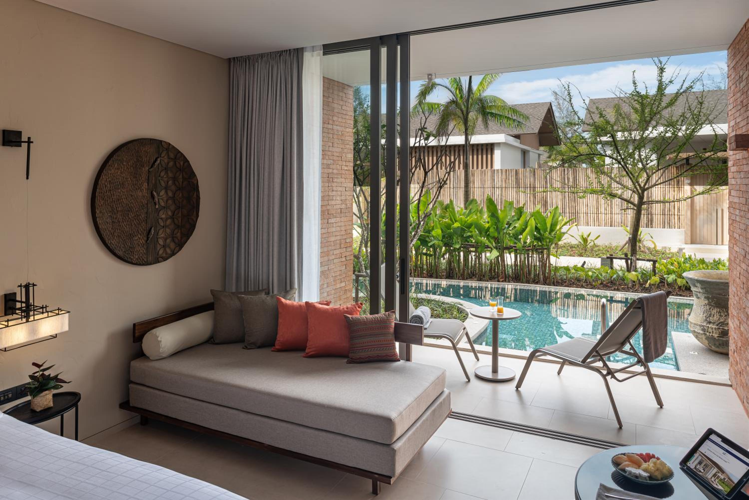 Deluxe King Room - Pool Access