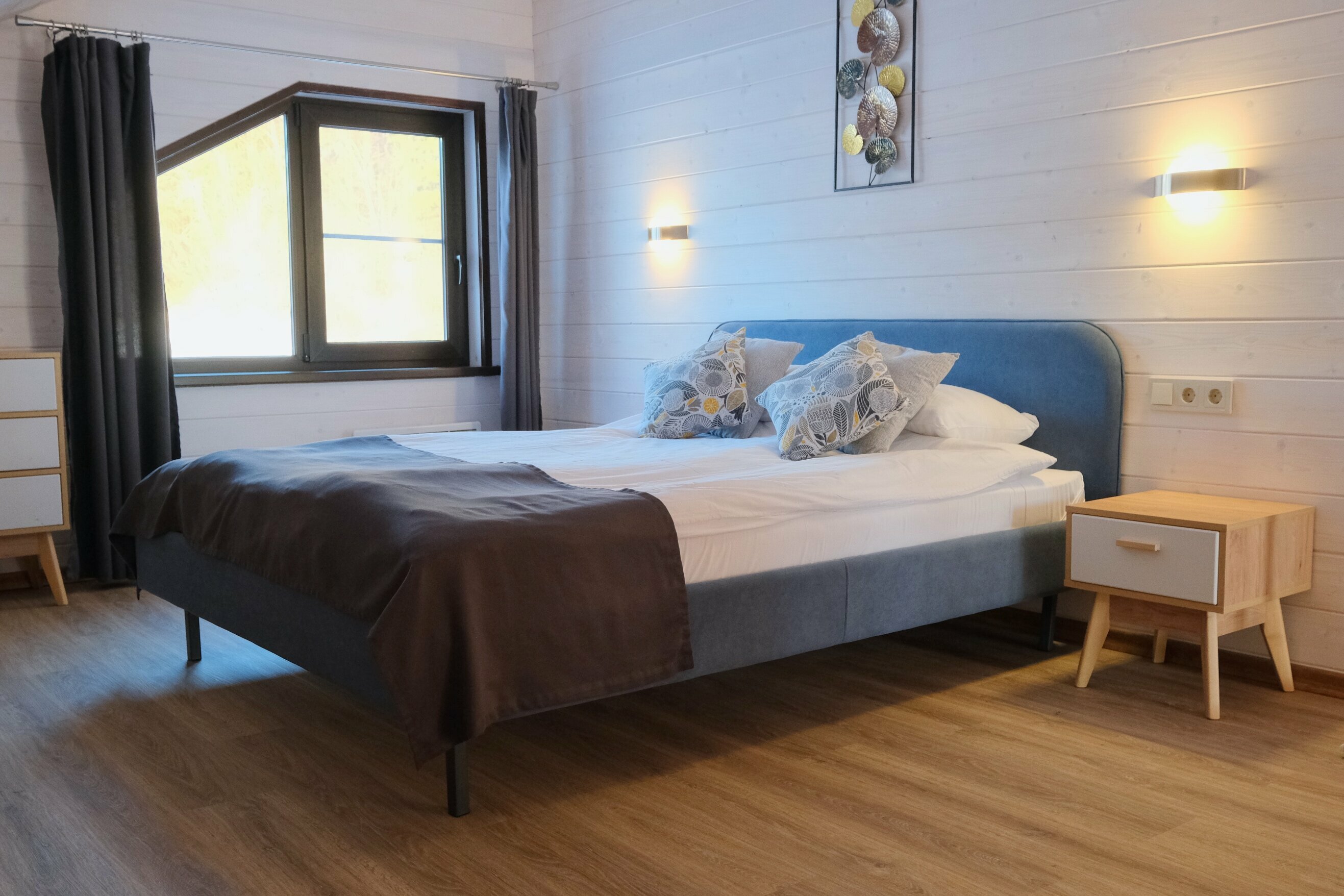 Двухэтажный коттедж с тремя спальнями