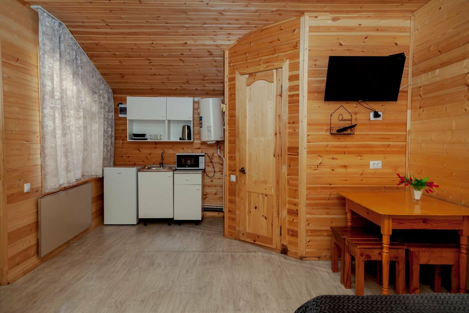 Шале с диваном