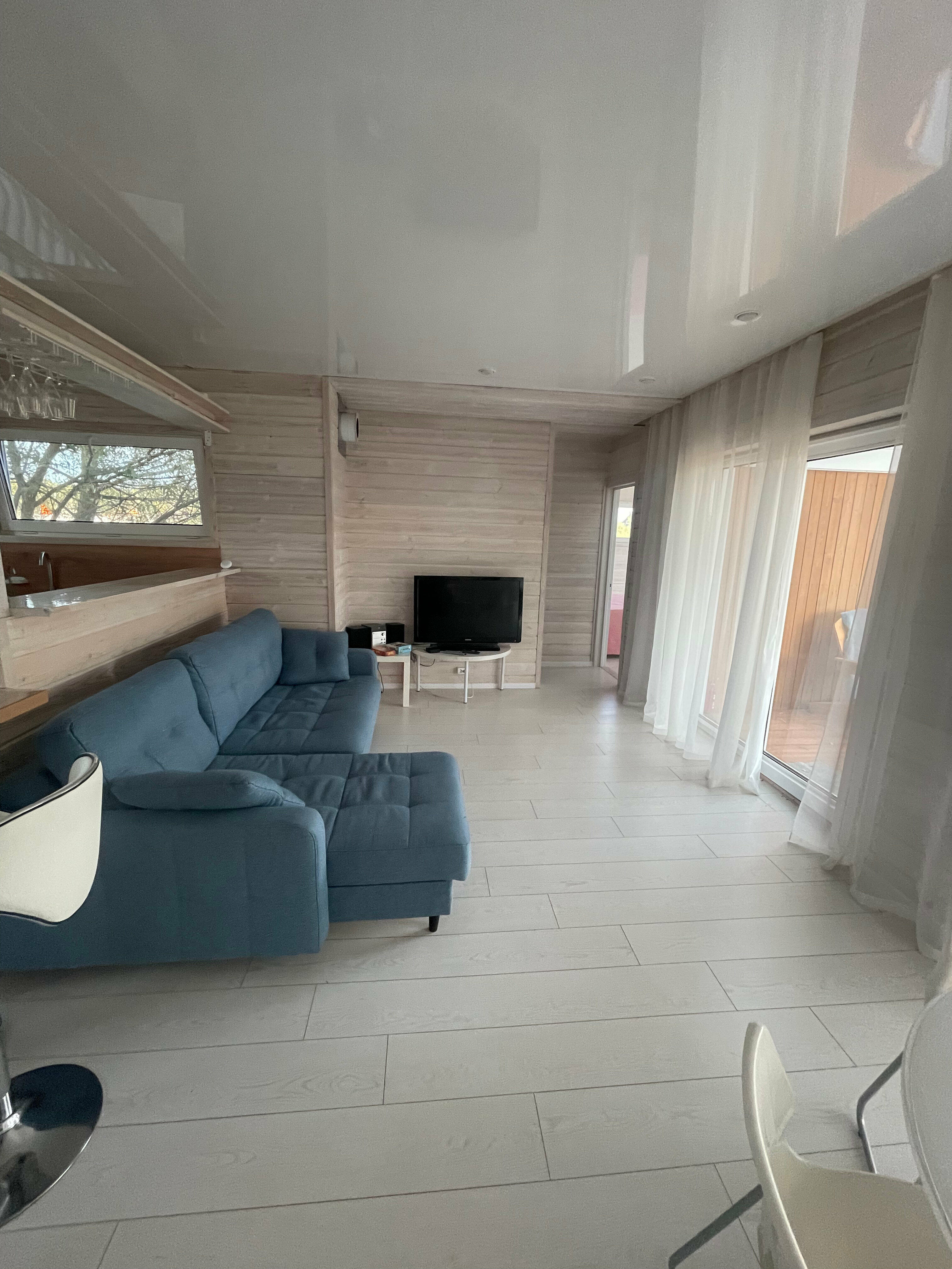 Коттедж на берегу реки.