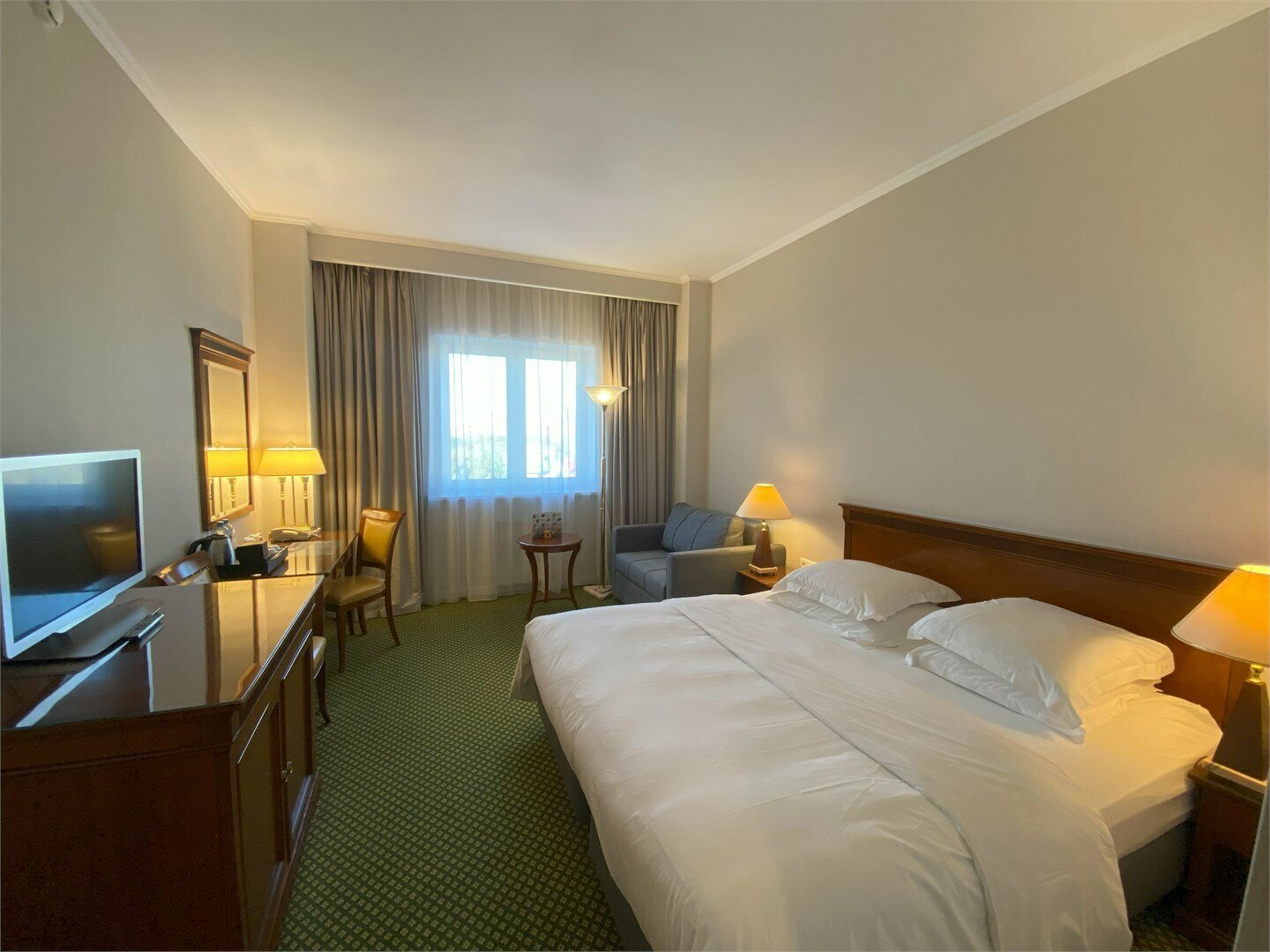 Стандартный номер с диваном и видом на Волгу