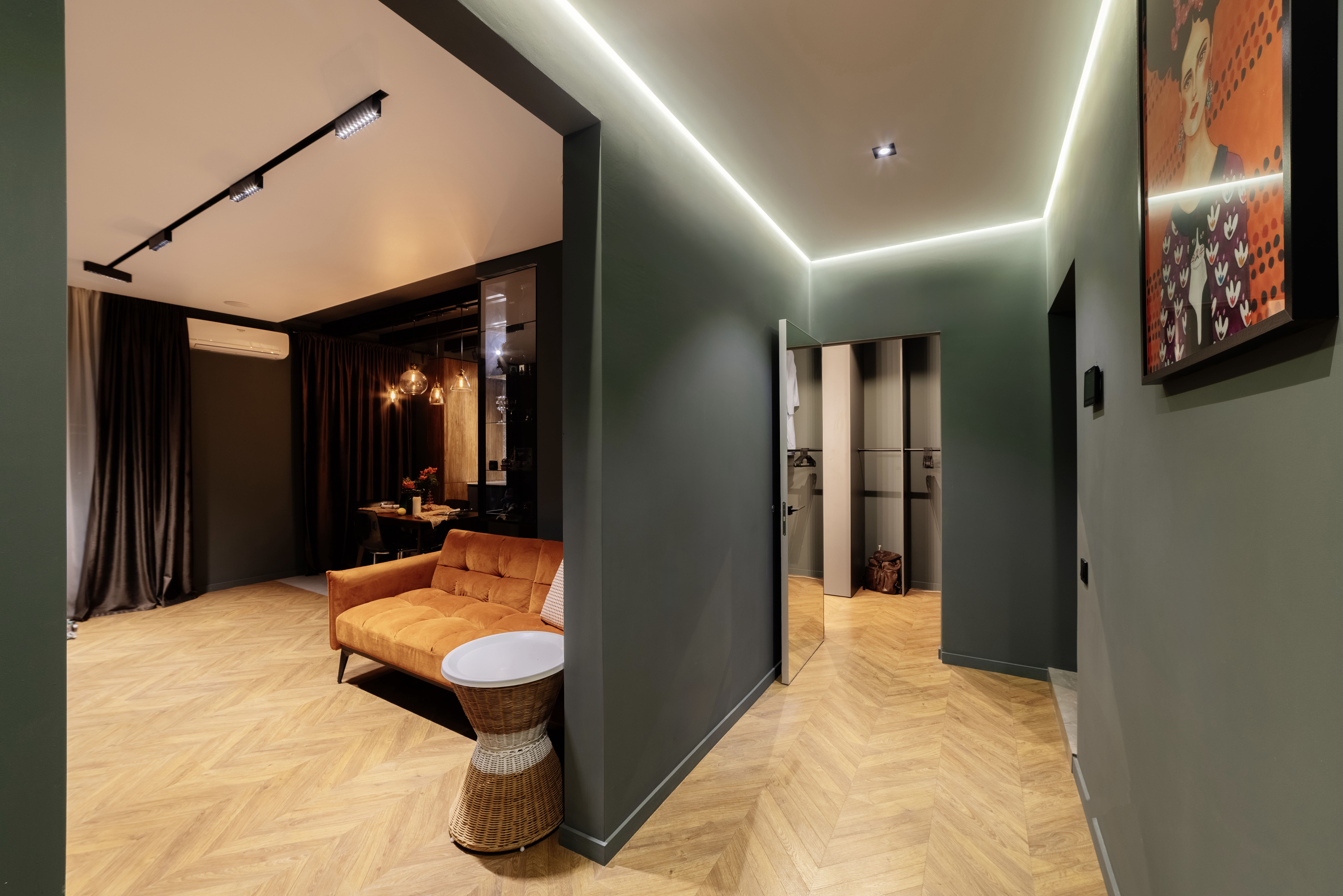 Депозит 5000р. Бронь на 2х чел. вкл. только  кровать.Если 2м гостям надо два раздельных спальных места,доплата 1000 р.3 гостя- вкл. кровать и диван(2 двуспал.одеяла).Доп.одеял нет.