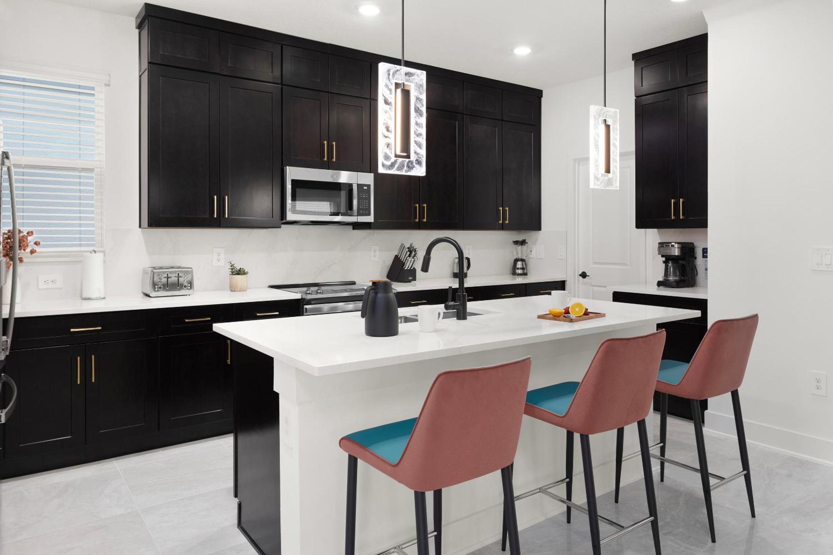 6 Bedroom Estate with Private Pool & Kitchen