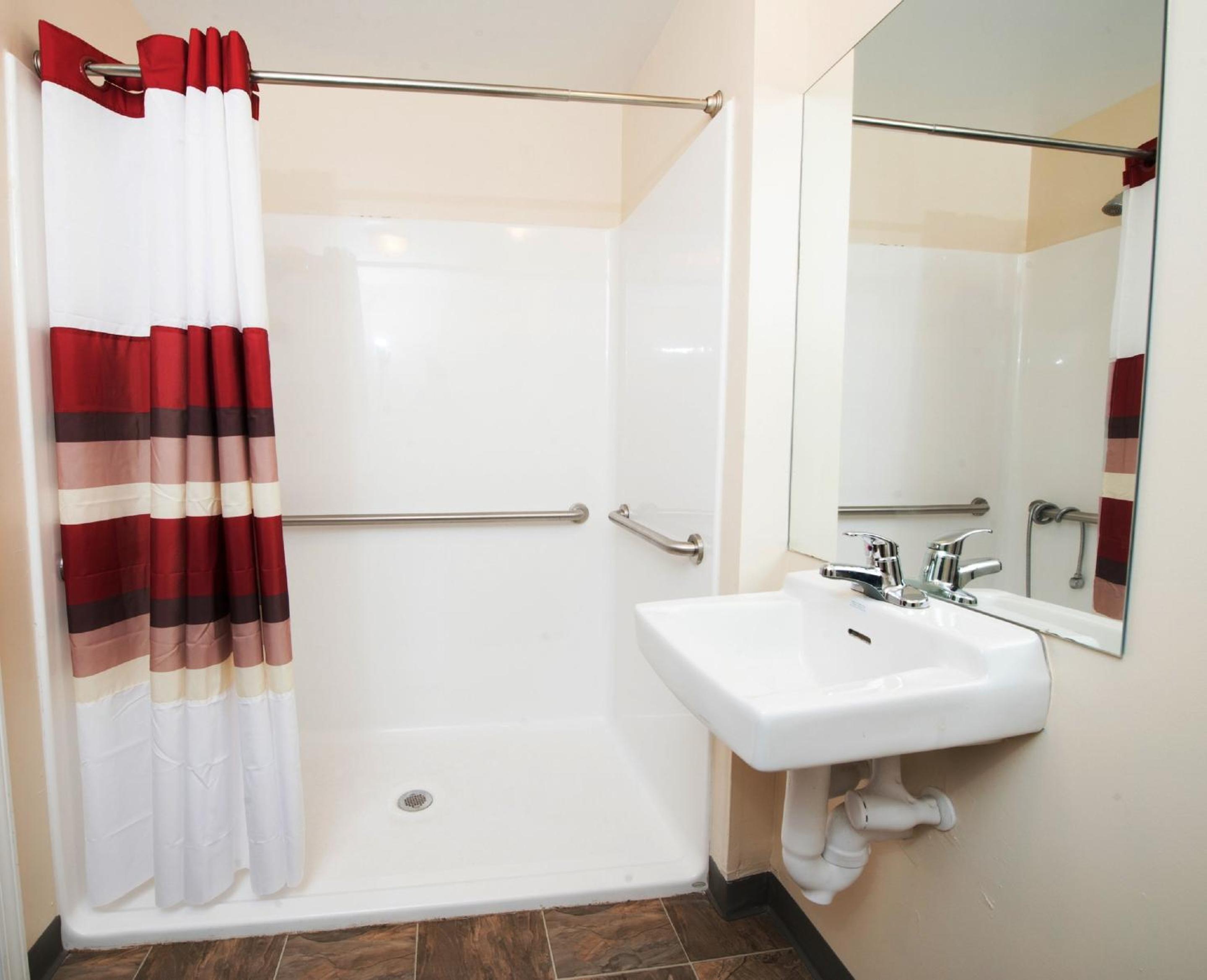  Suite with Two Double Beds with Kitchenette Disability Access Roll-In Shower Non-Smoking