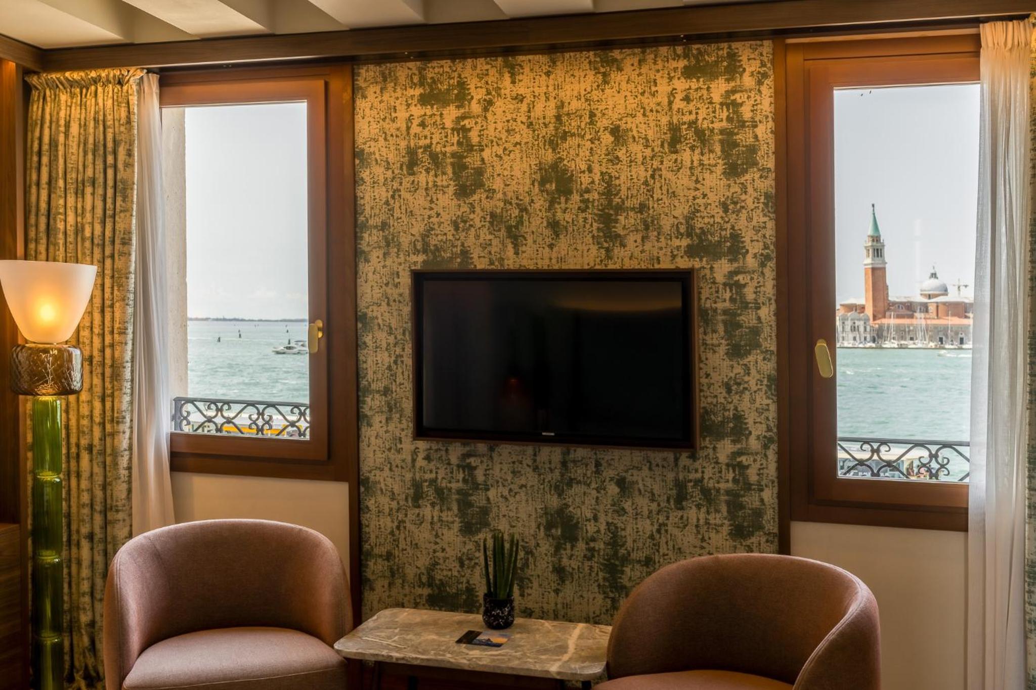 Junior Suite with Lagoon View