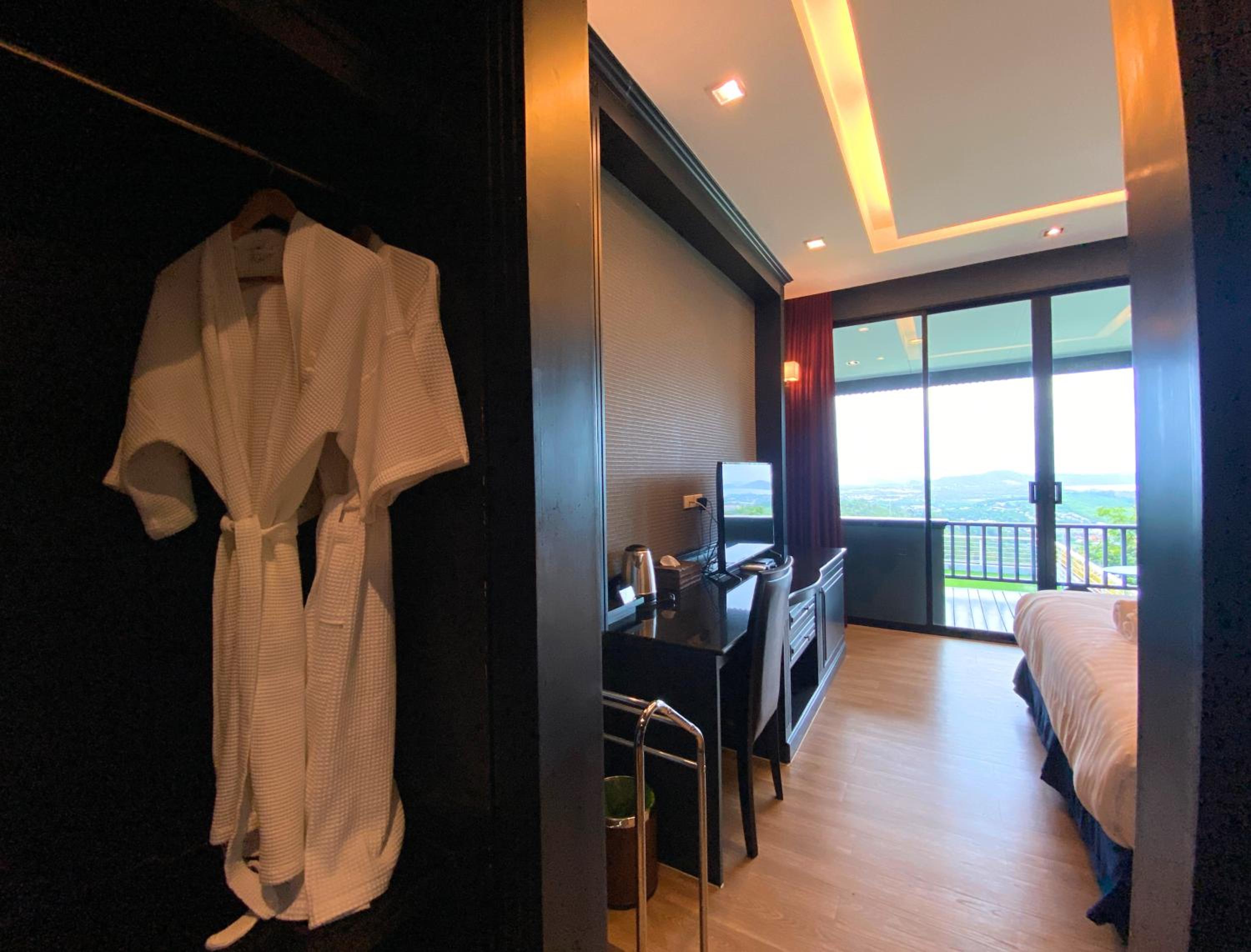 Deluxe Double Room with Balcony and Sea View