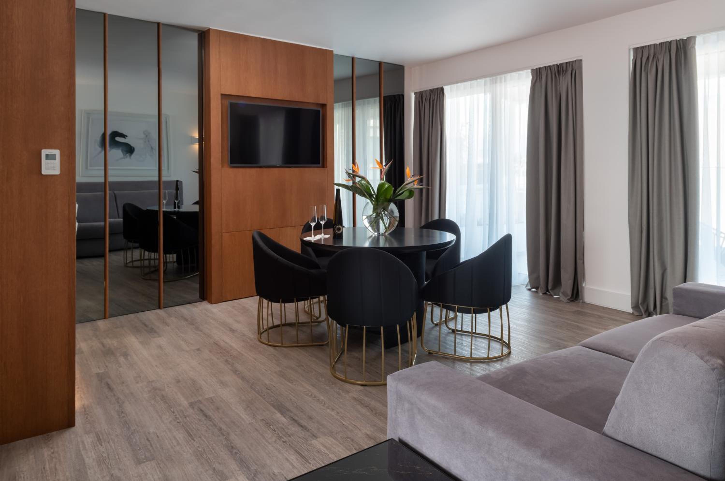 Deluxe Suite with Acropolis View