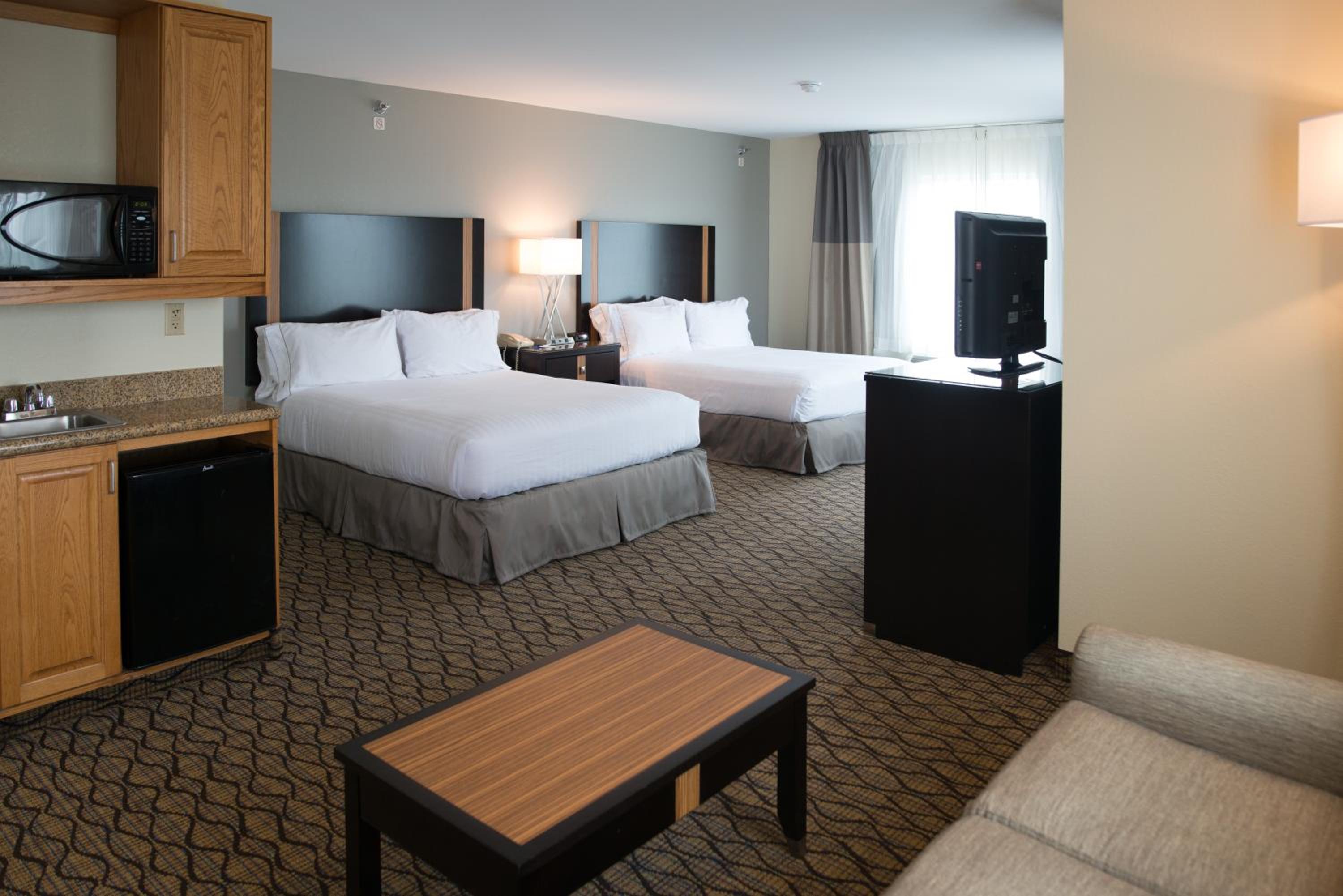 One-Bedroom Queen Suite with Two Queen Beds