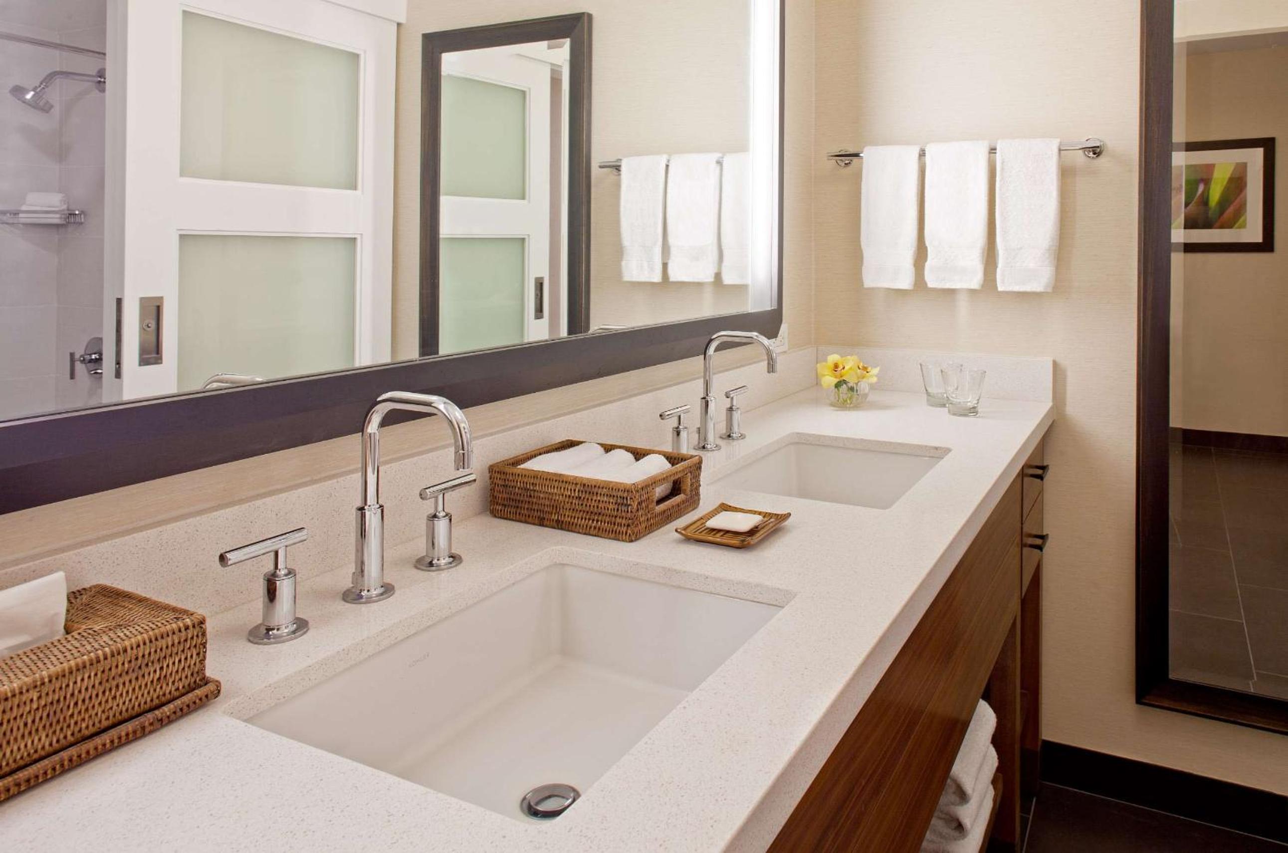 Makai Room One King Bed With Resort View - Hearing Accessible