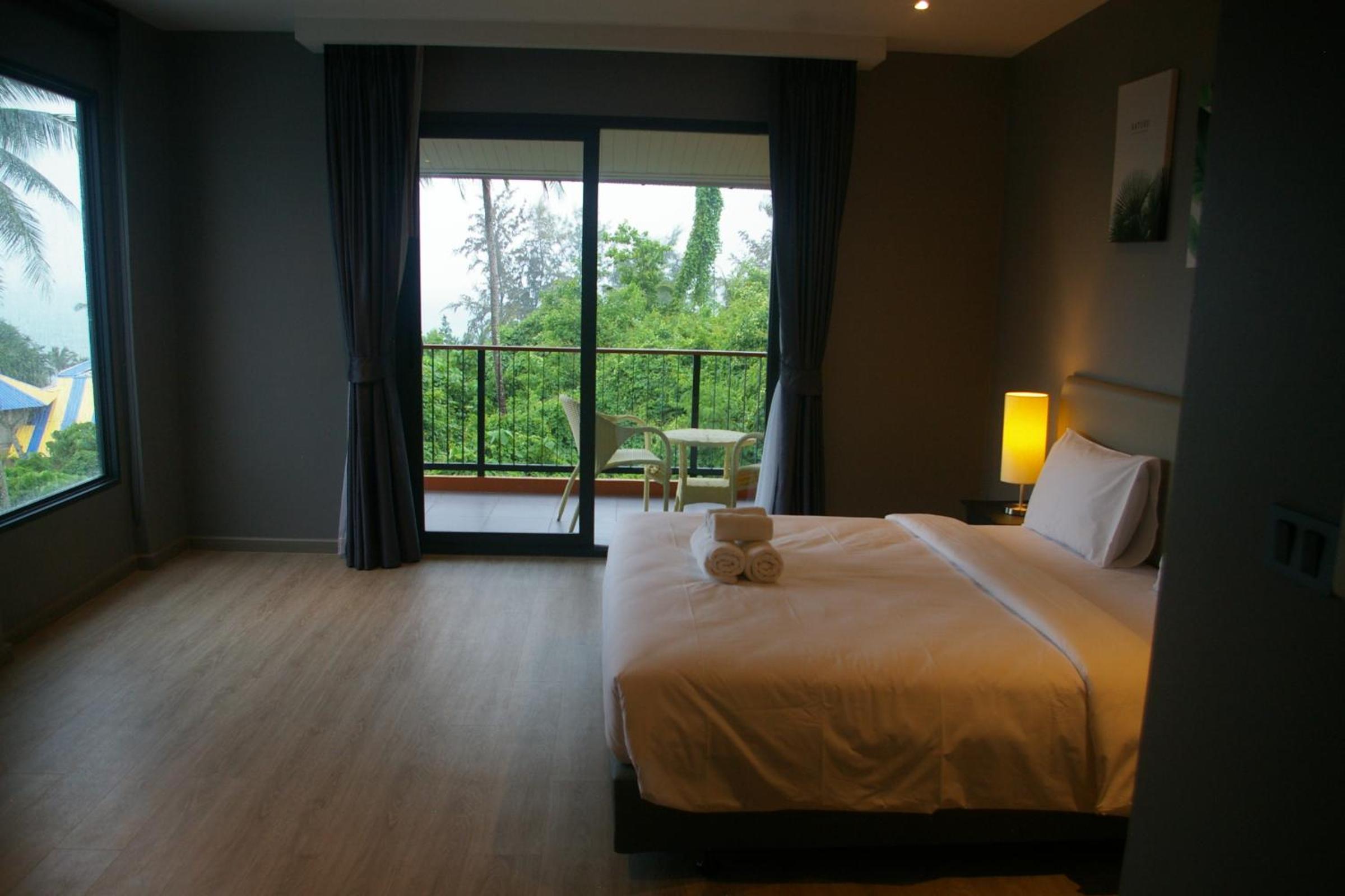 Deluxe Double Room with Balcony and Sea View