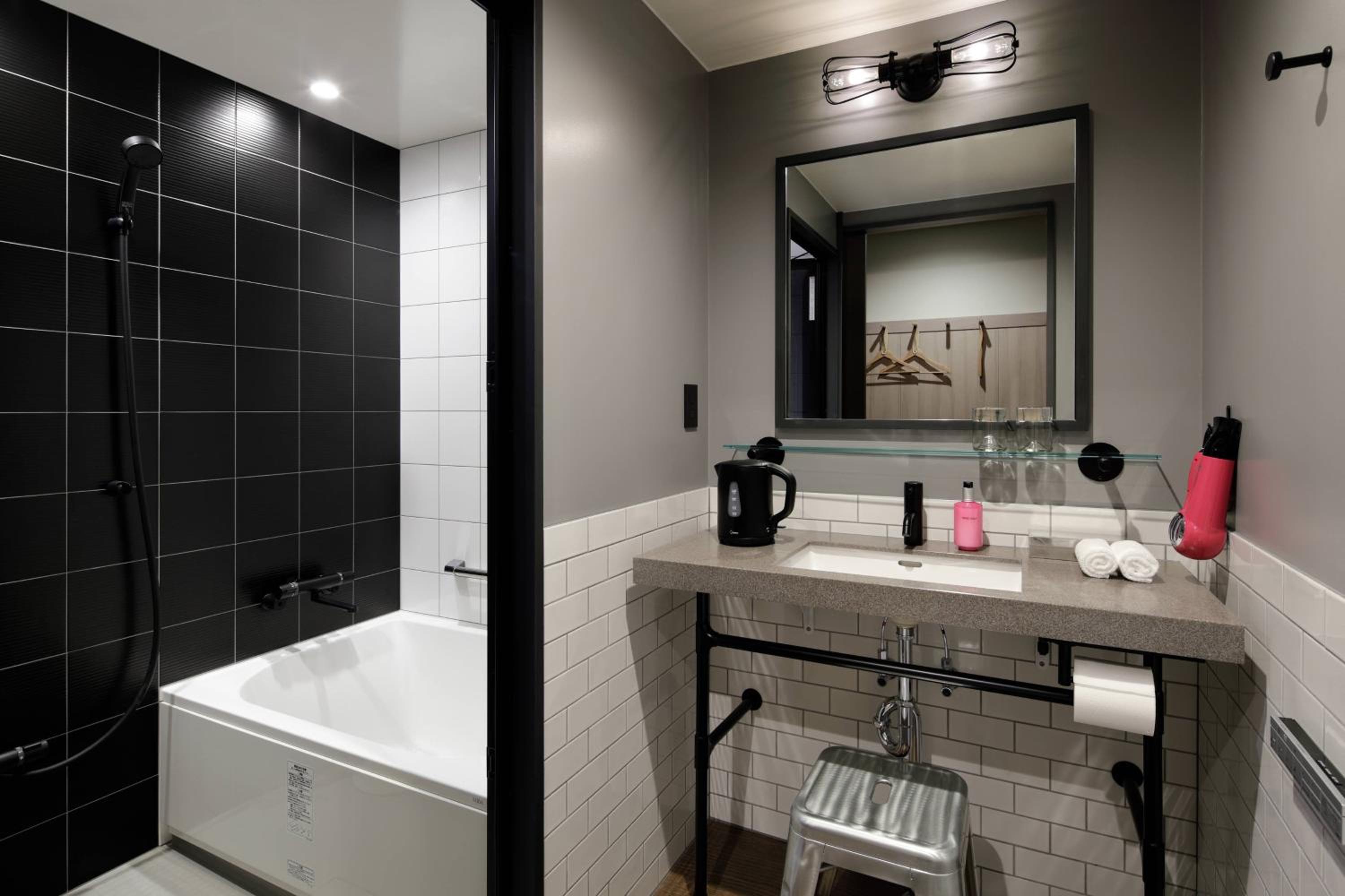 Larger Guest room, 1 Queen, City view