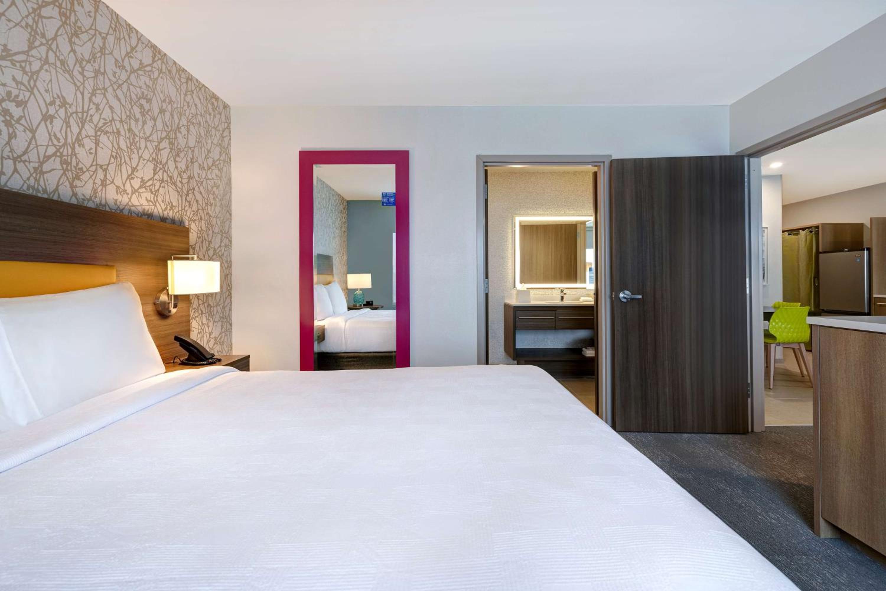 One-Bedroom Queen Suite - Non-Smoking