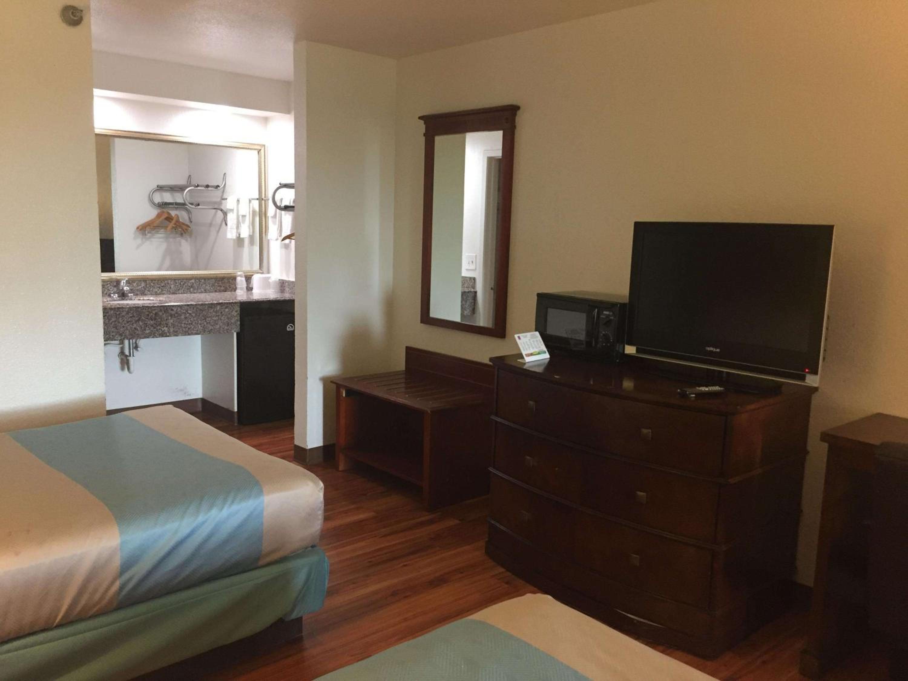 Queen Room with Two Queen Beds - Smoking