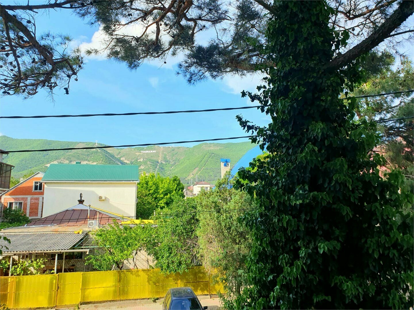 Трёхместный комфорт с балконом и видом на горы и город.