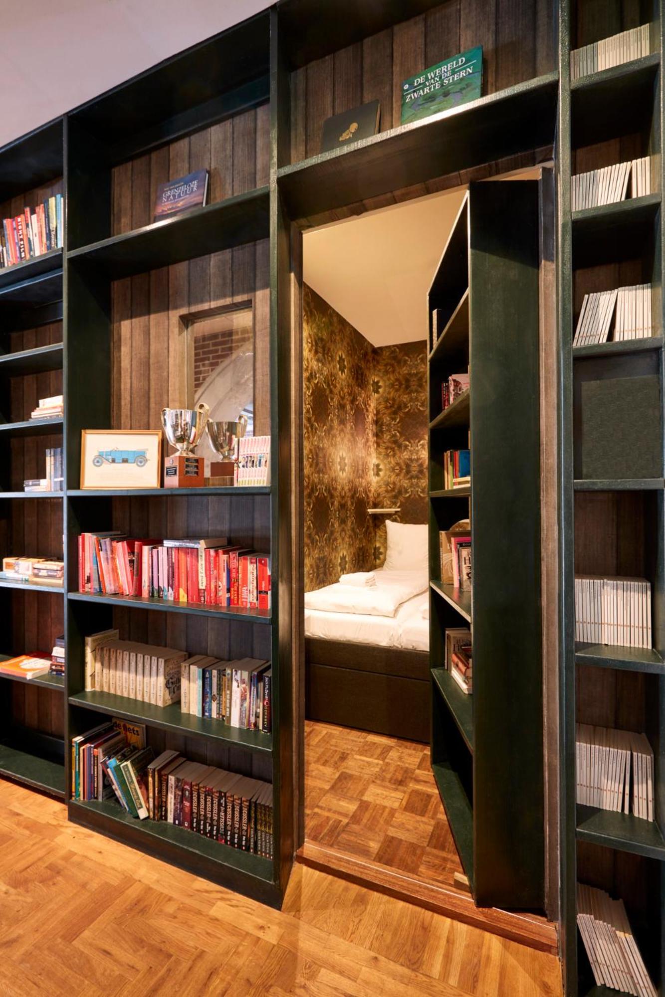Secret Bookcase S (shared bathroom)