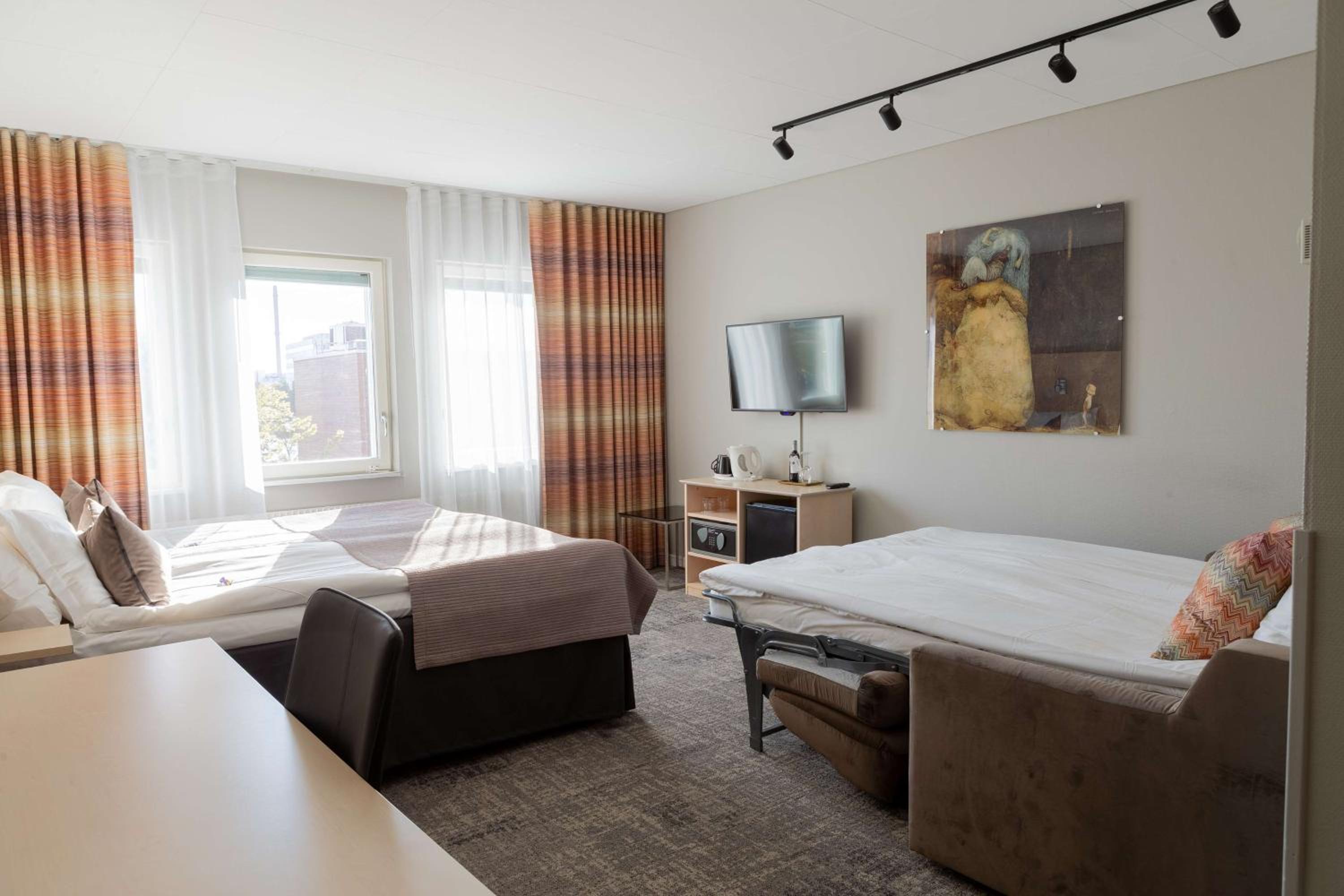 Business Twin Room with Sofa Bed 