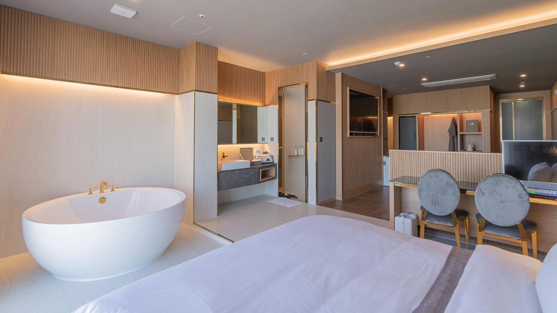 Suite Twin with Bridge View