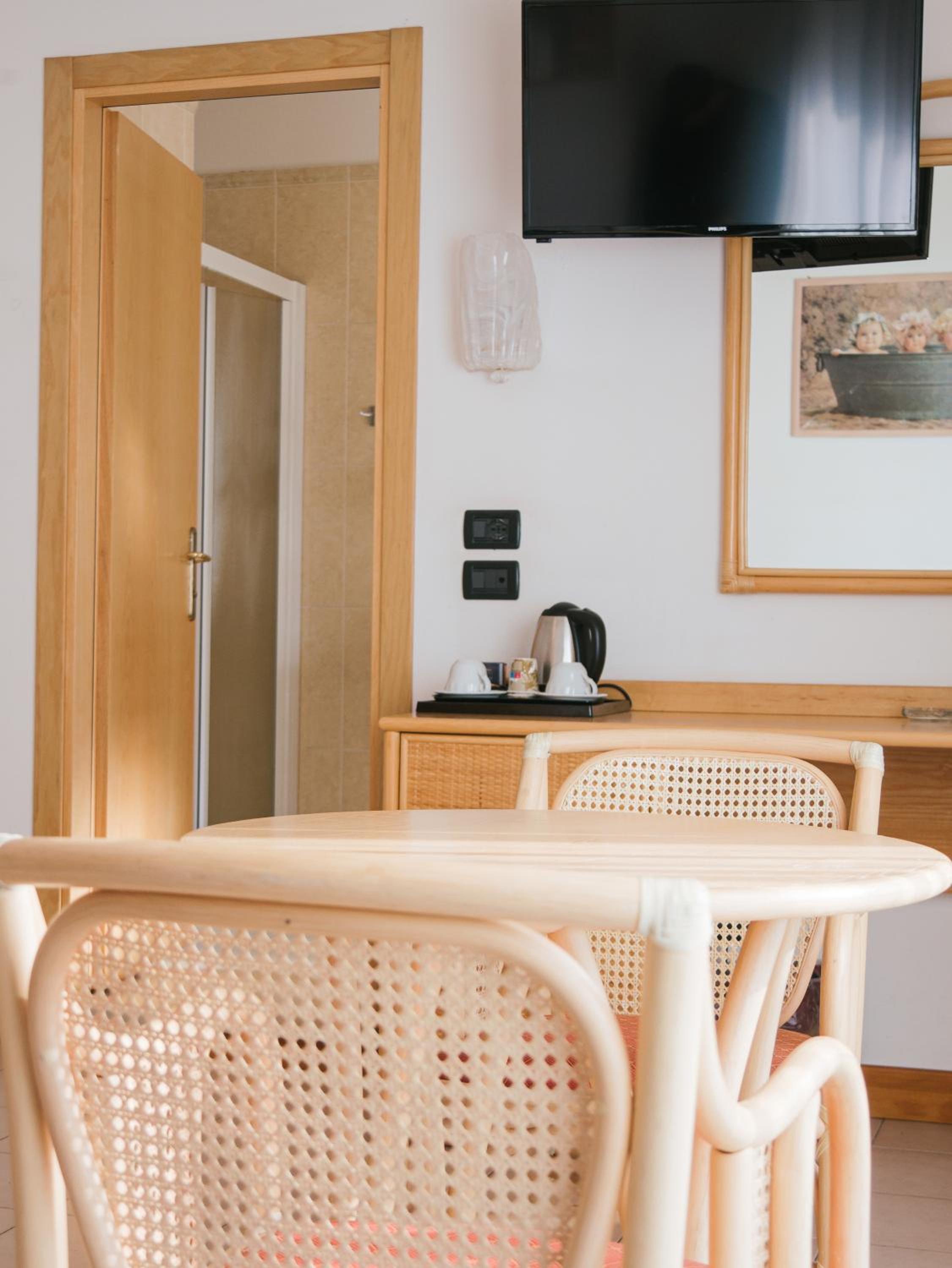 Deluxe Double Room with Side Sea View