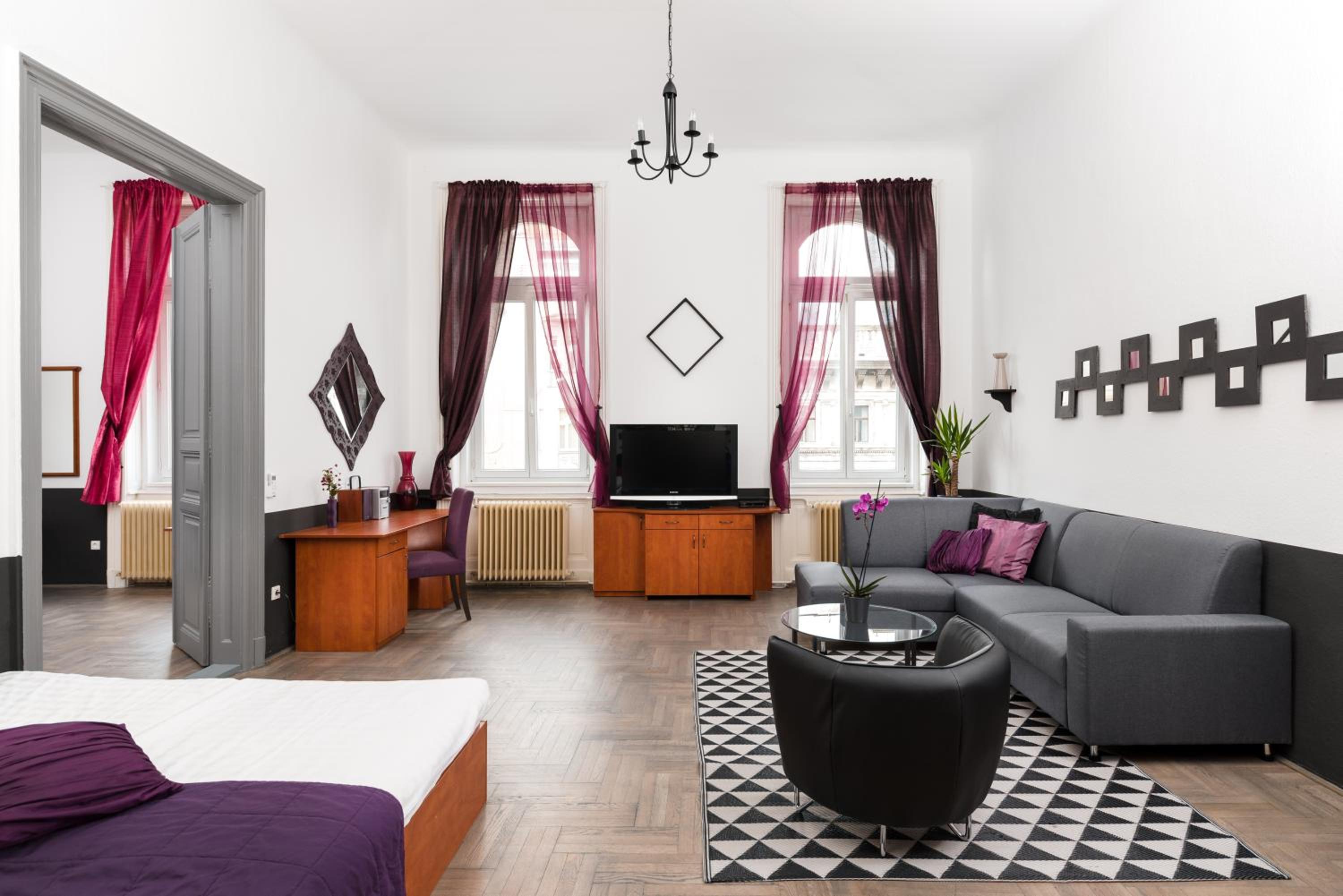 Deluxe Three-Bedroom Apartment
