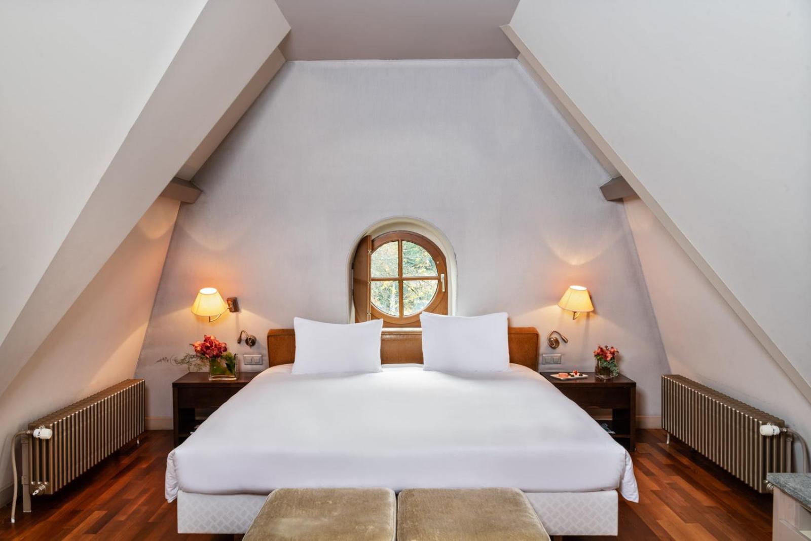 Suite with Lake View