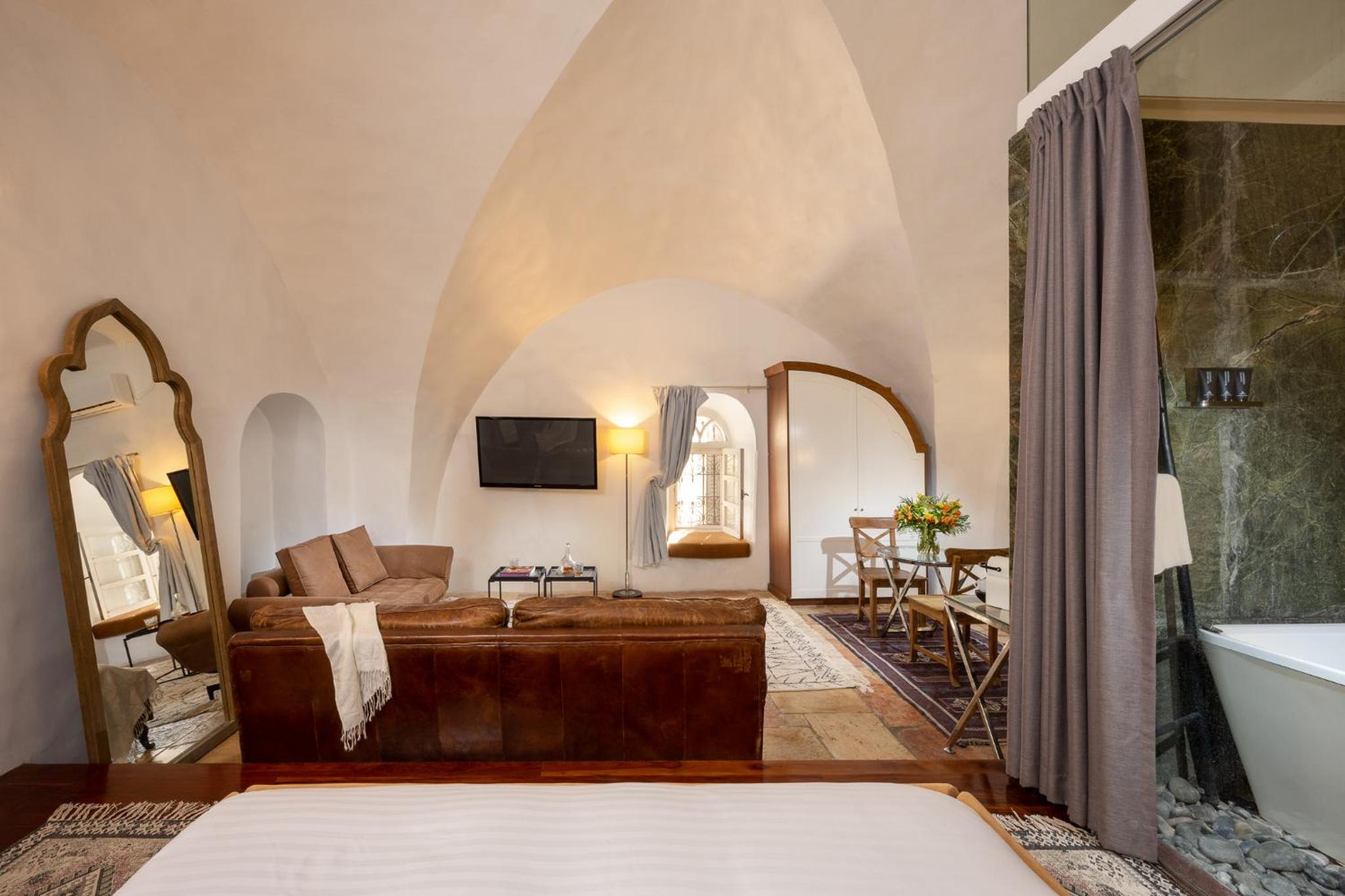 Luxury Suite with Bath