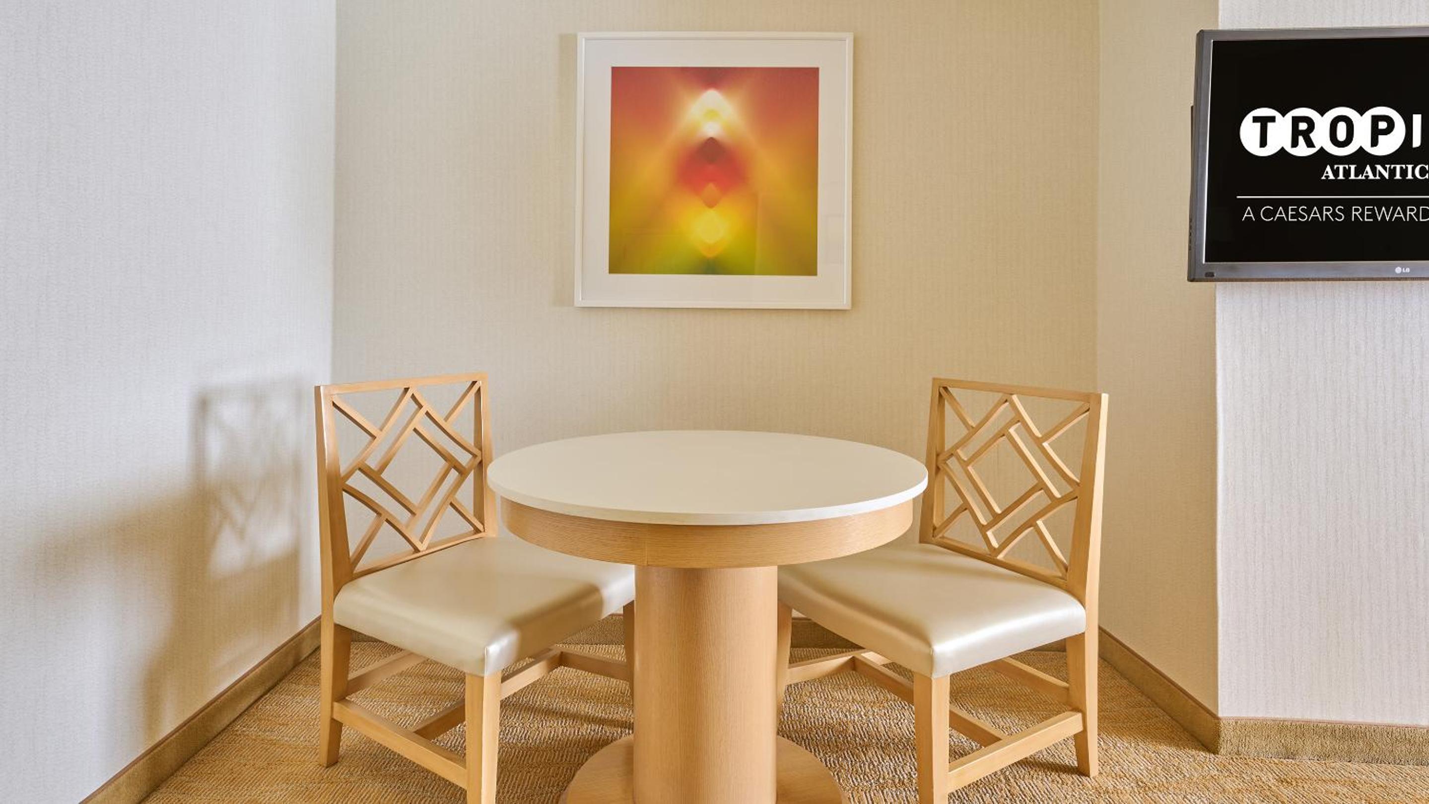 NORTH PREMIUM SUITE 1 KING NON-SMOKING