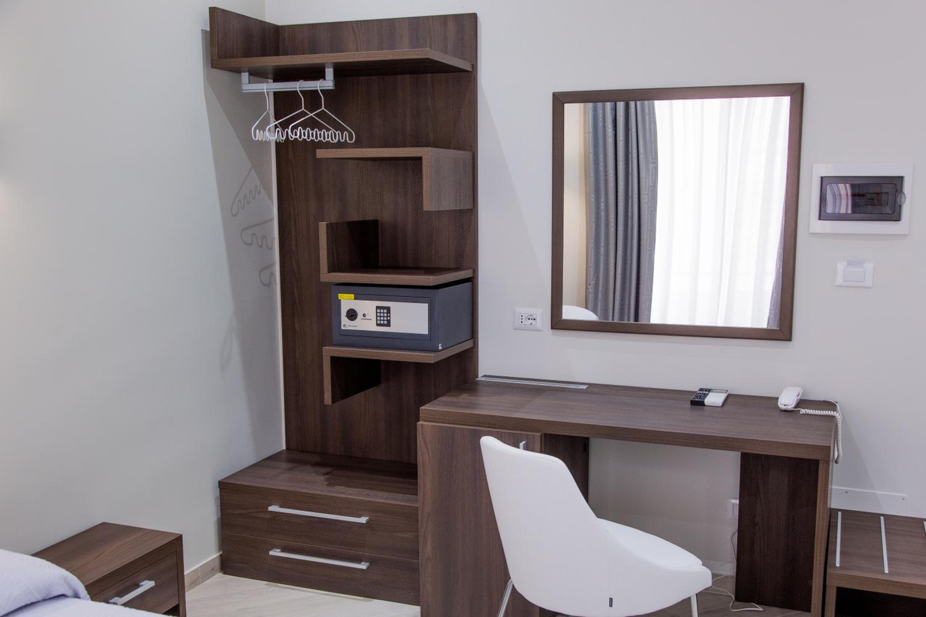 Deluxe Room (2 Adults + 1 Child)